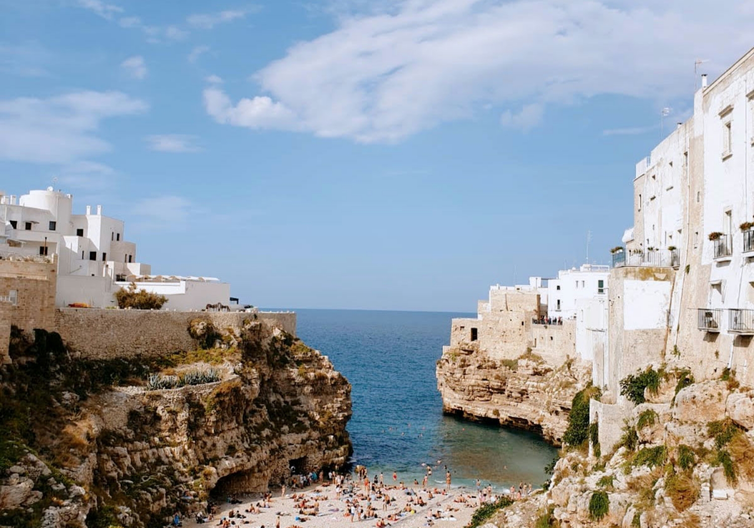 Playa de Lama Monachile en Polignano a Mare, uno de los lugares más bonitos de Apulia
