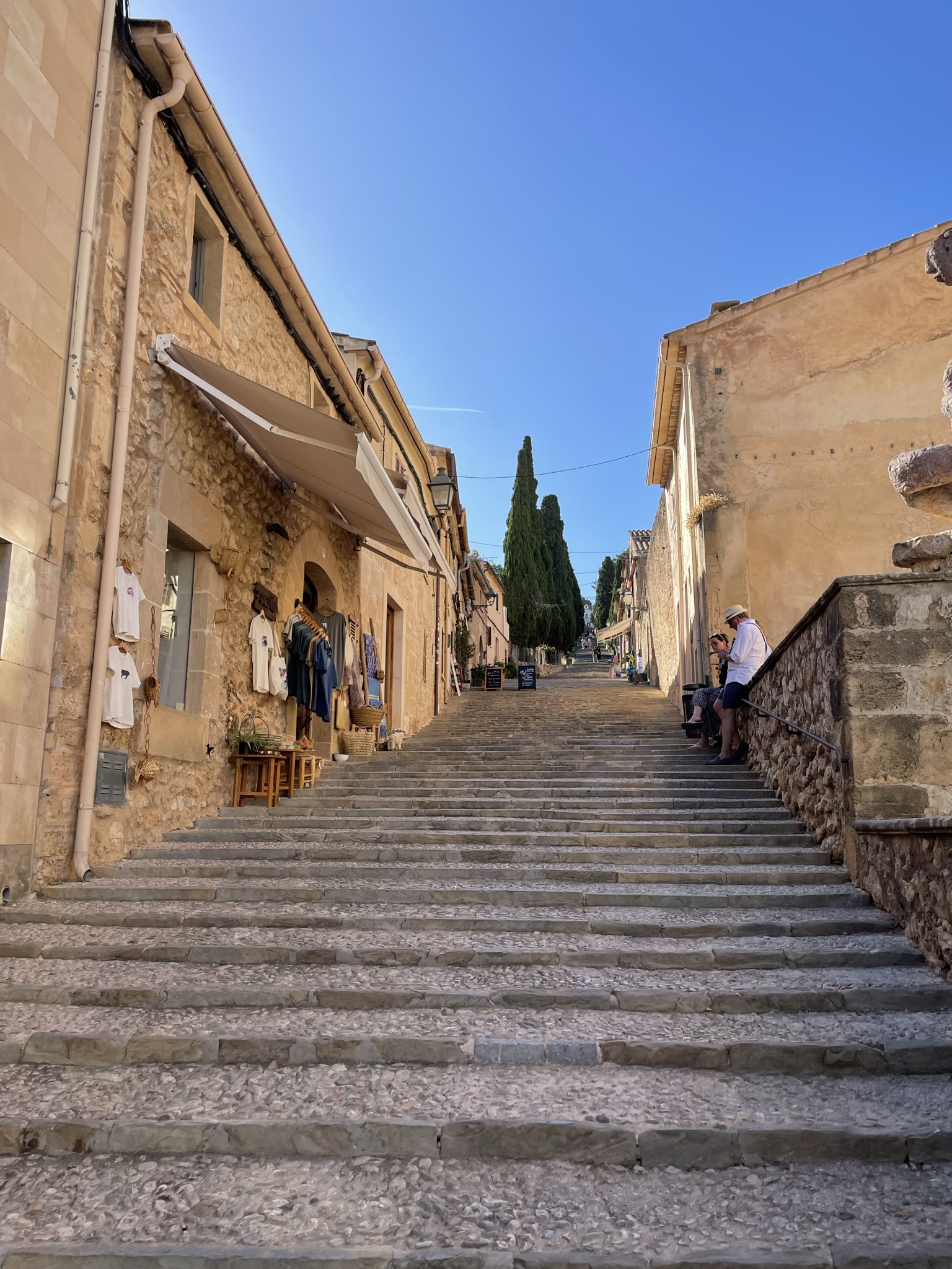 Pollença escaleras de piedra con casas tradicionales de Mallorca