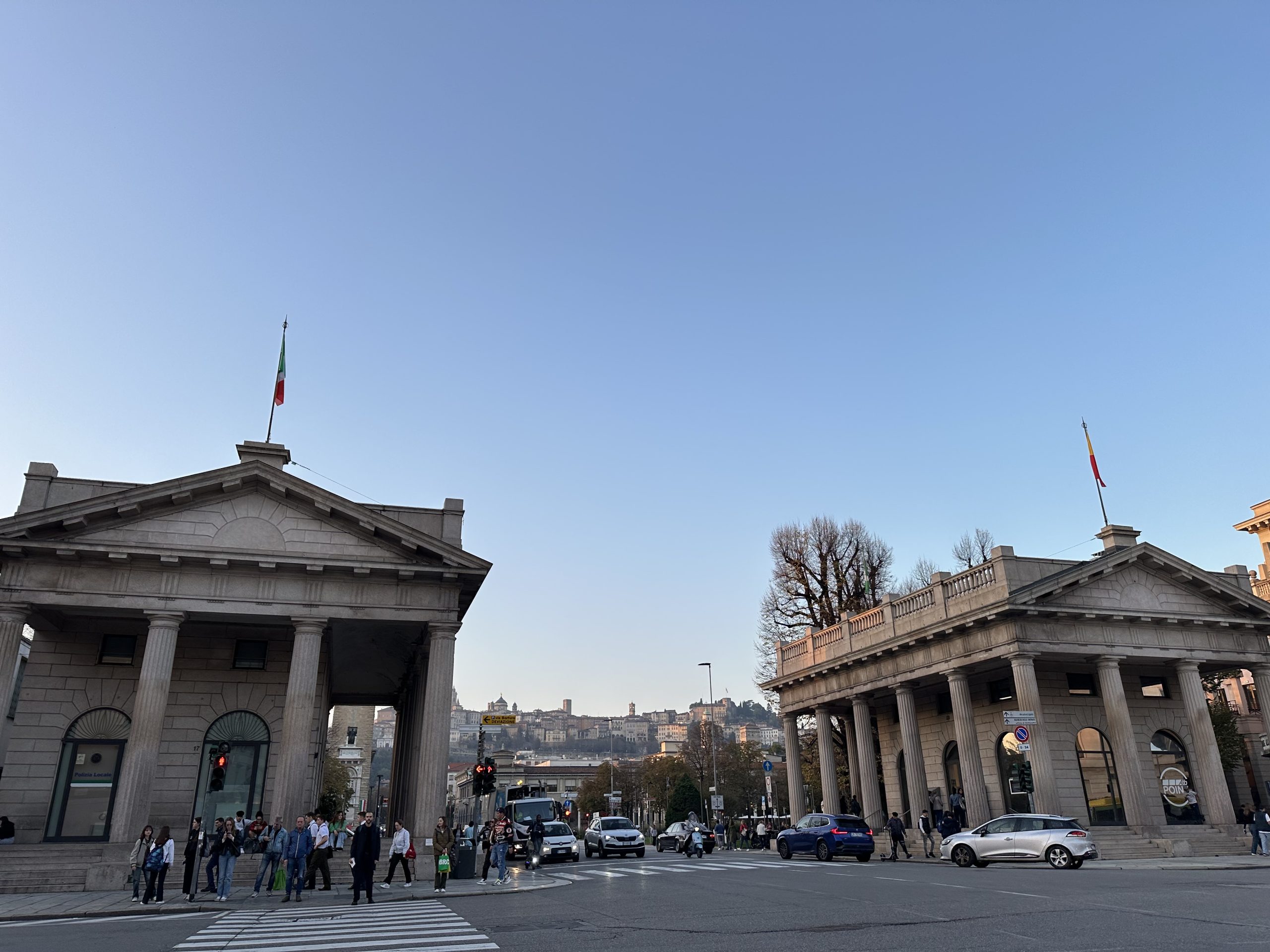 Porta Nuova en la Città Bassa de Bérgamo con la ciudad alta al fondo