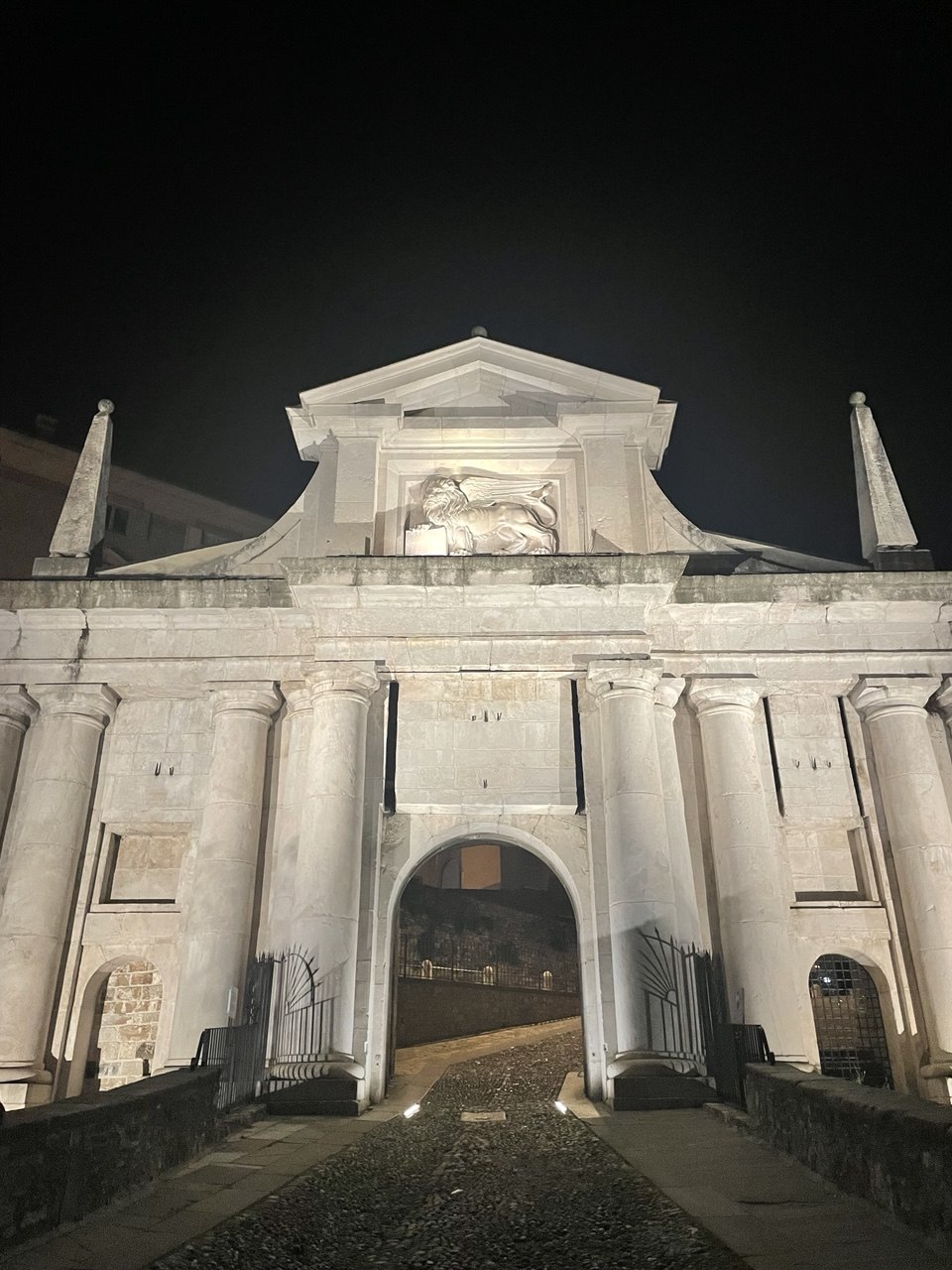 Porta San Giacomo iluminada de noche, una de las entradas más bonitas de Bérgamo Alta