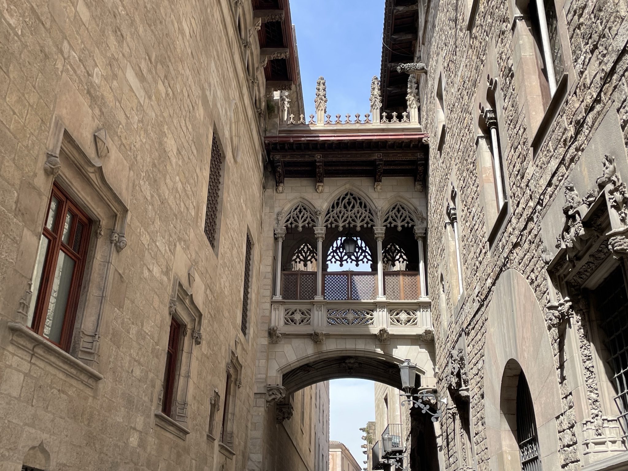 Puente del Obispo en el Barrio Gótico de Barcelona con arquitectura medieval