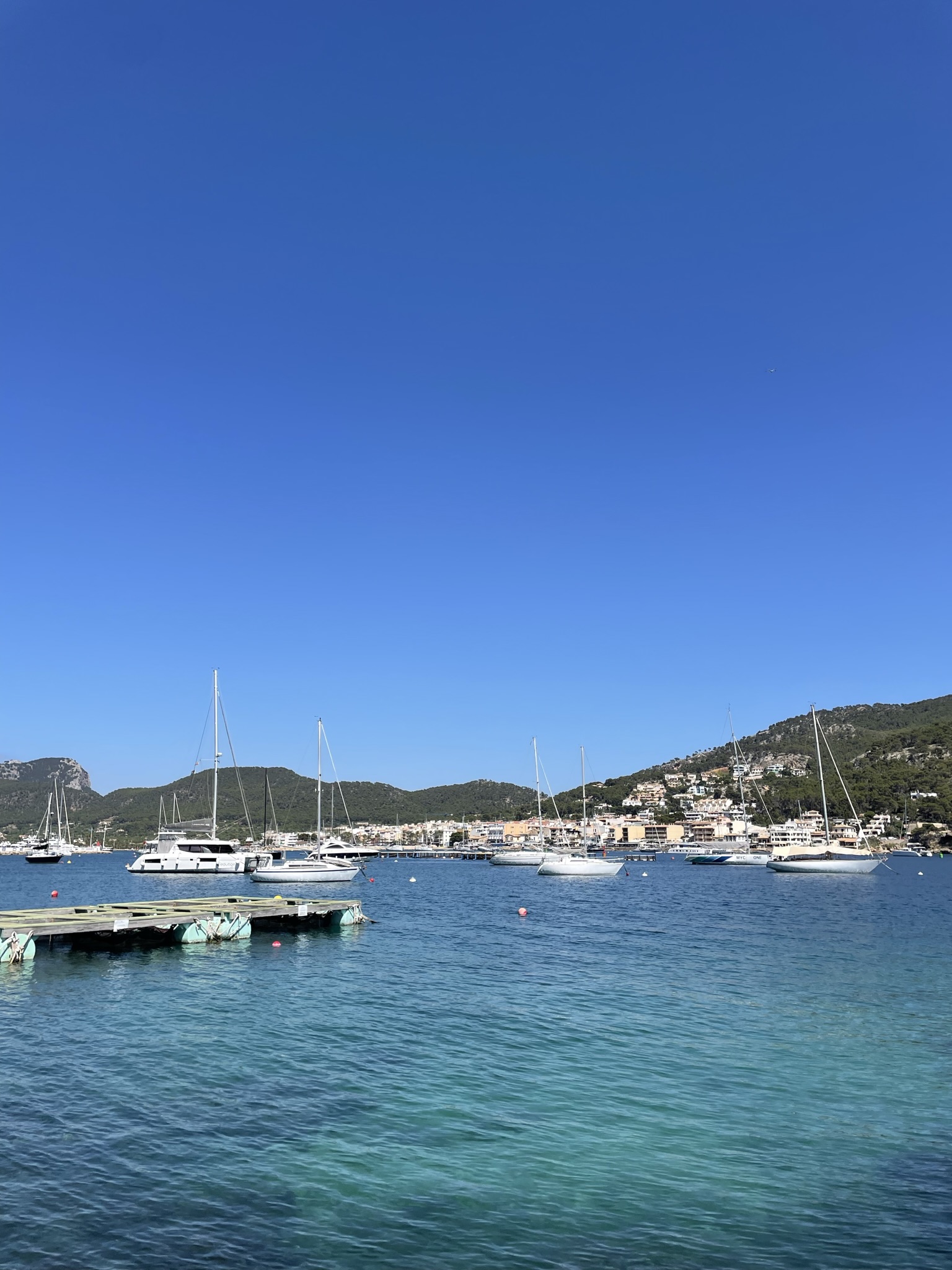 Puerto de Andratx en Mallorca con barcos, agua azul y montañas al fondo