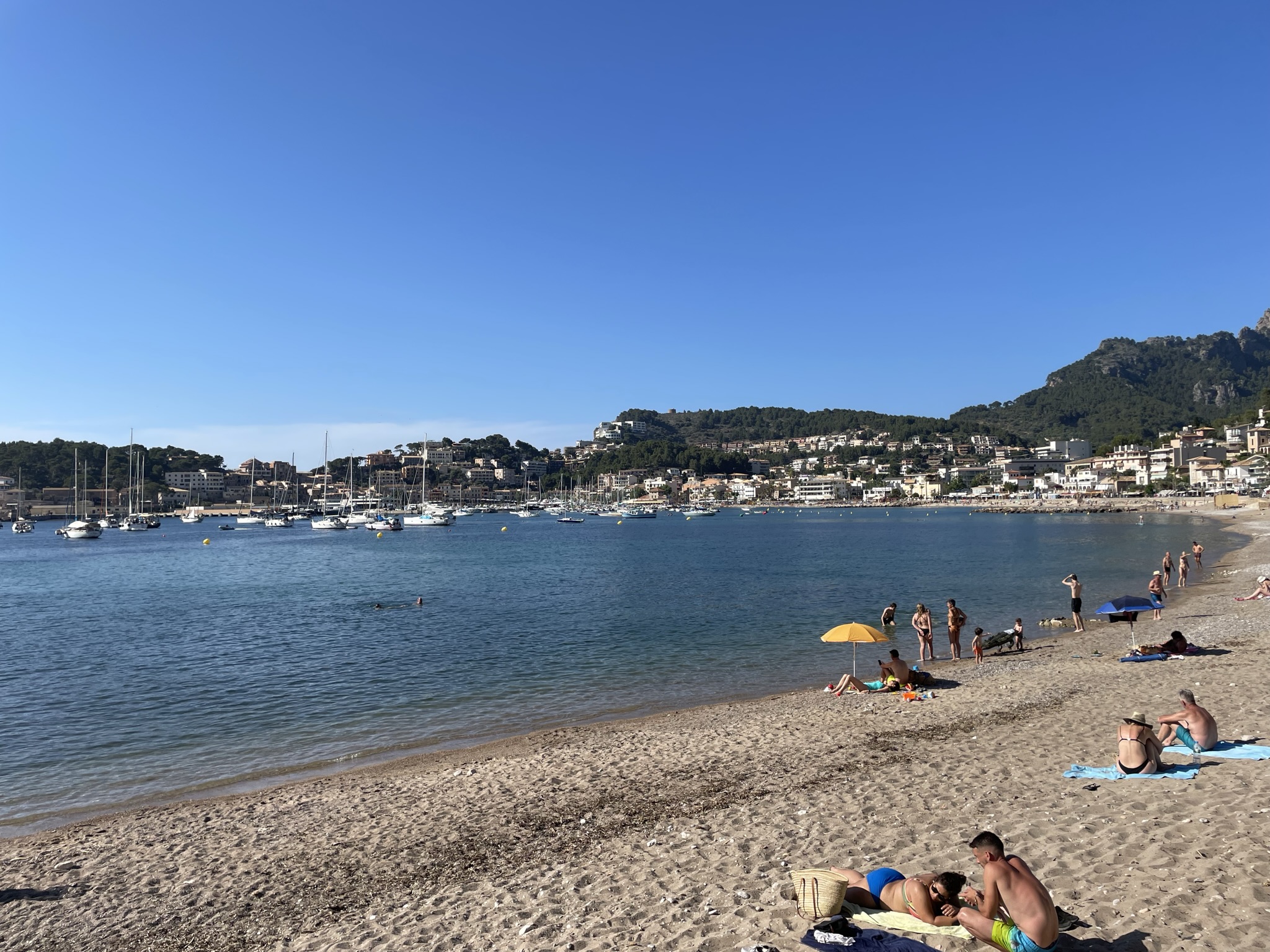 Puerto de Sóller en Mallorca con playa, barcos y montañas al fondo