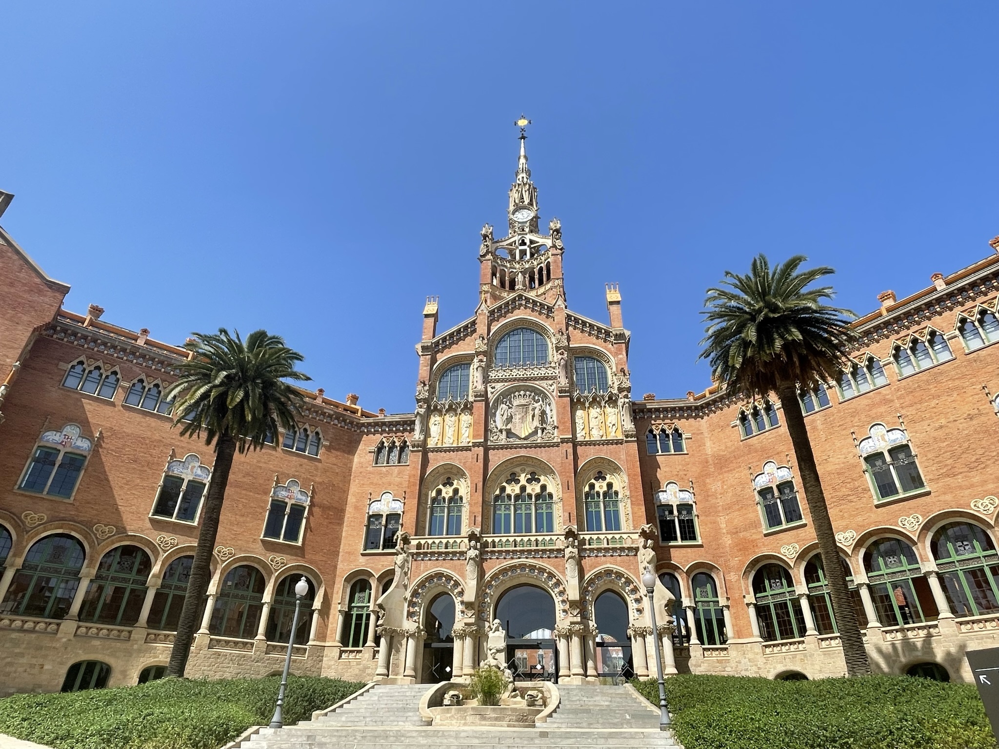 Fachada principal del Recinto Modernista de Sant Pau en Barcelona