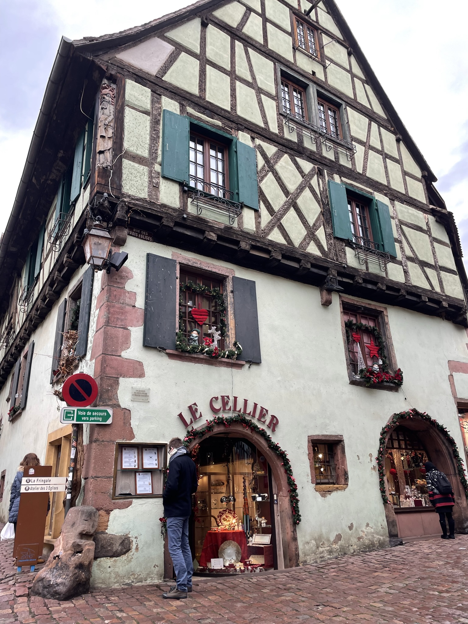 Casa tradicional alsaciana decorada de Navidad en el centro de Riquewihr