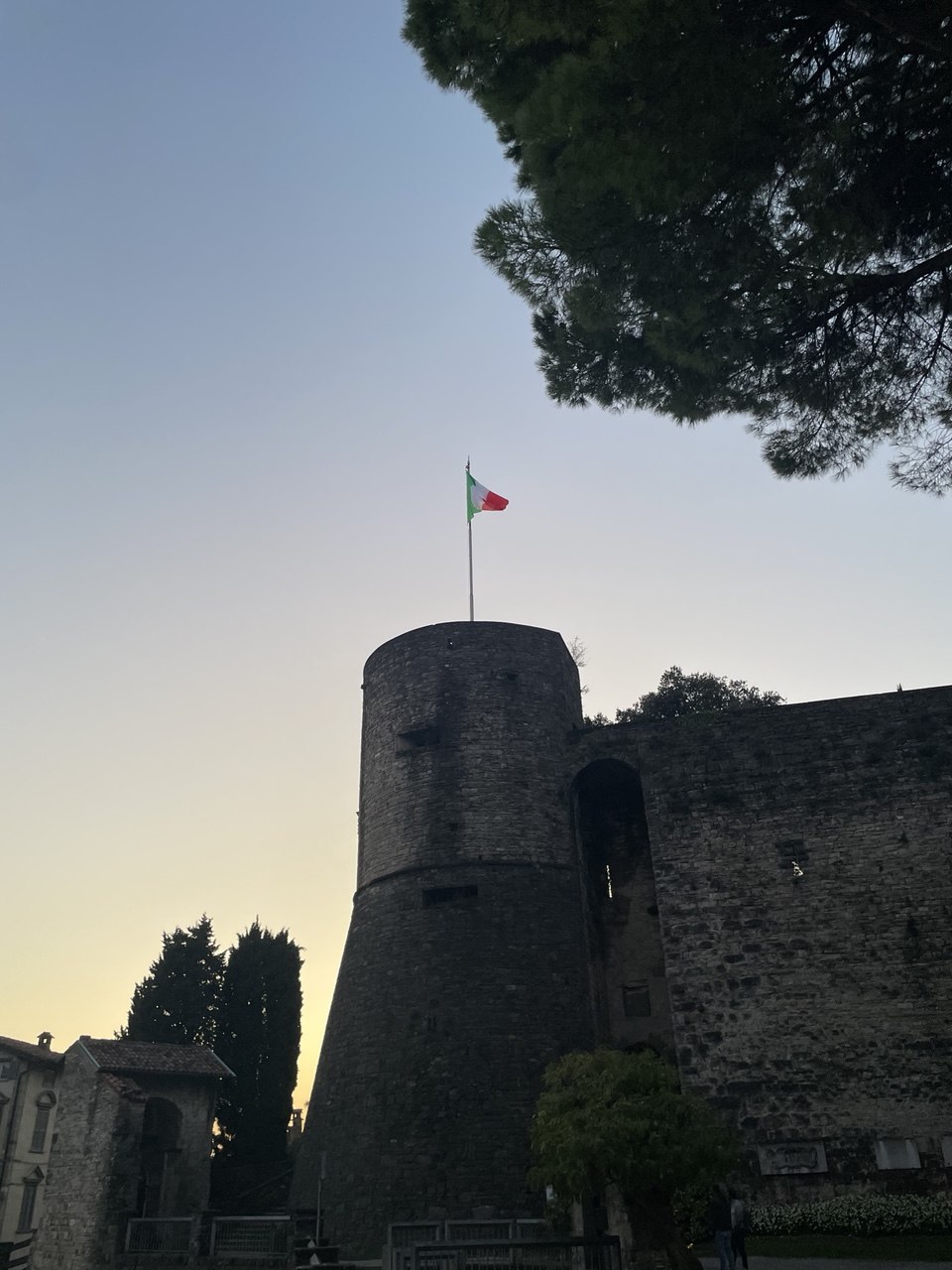 Rocca di Bérgamo al atardecer, fortaleza histórica de la Città Alta