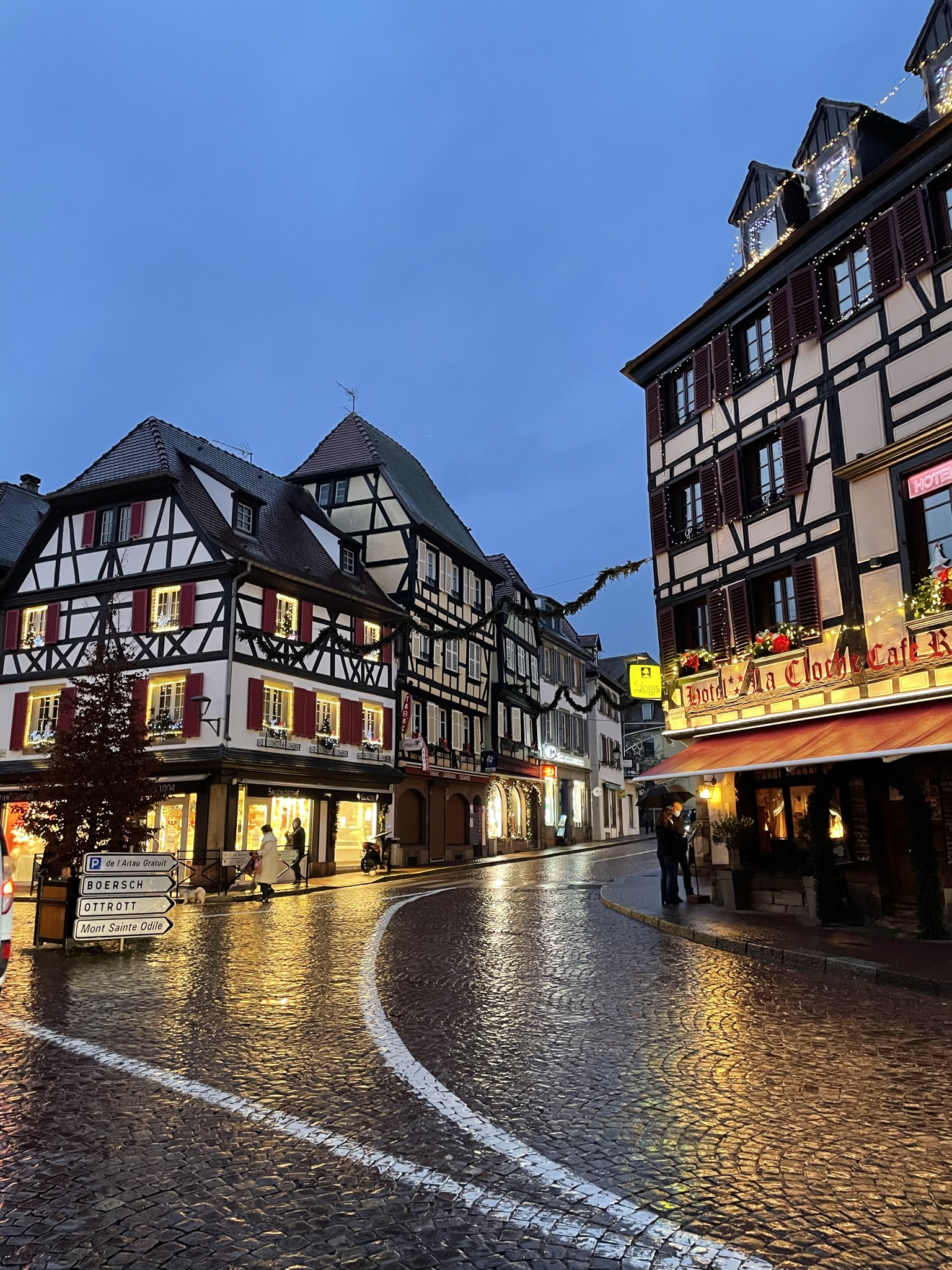 Rue du Général Gouraud en Obernai iluminada al anochecer durante la Navidad en Alsacia