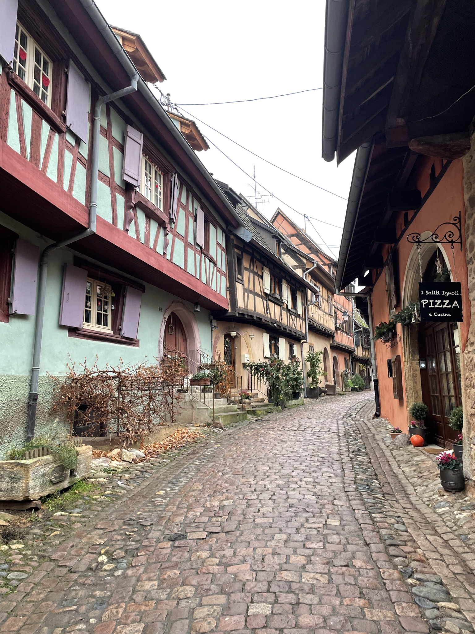 Rue du Rempart en Eguisheim con casas de colores y calles empedradas