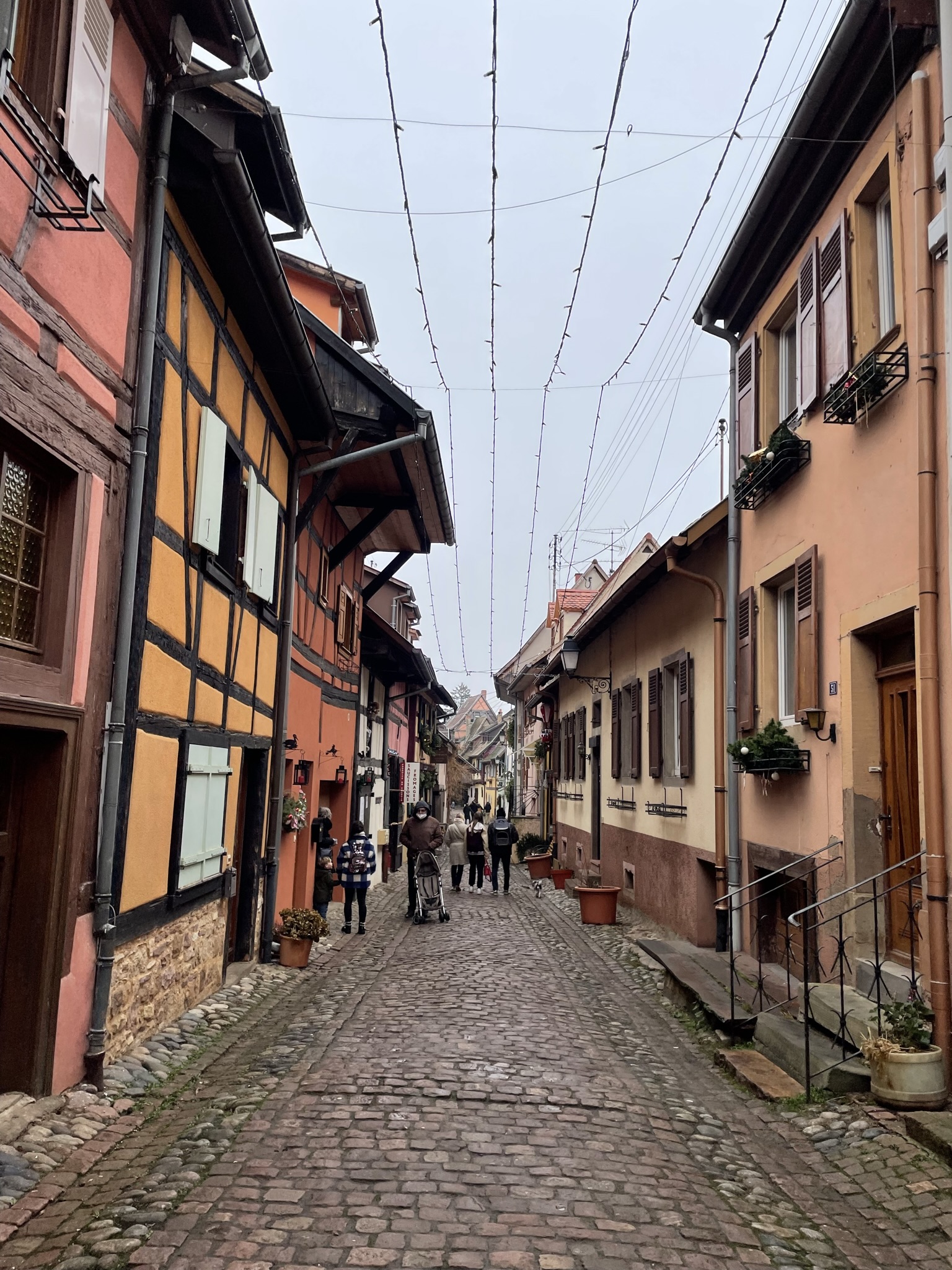 Casas tradicionales de Eguisheim en la Rue du Rempart durante una ruta por la Alsacia