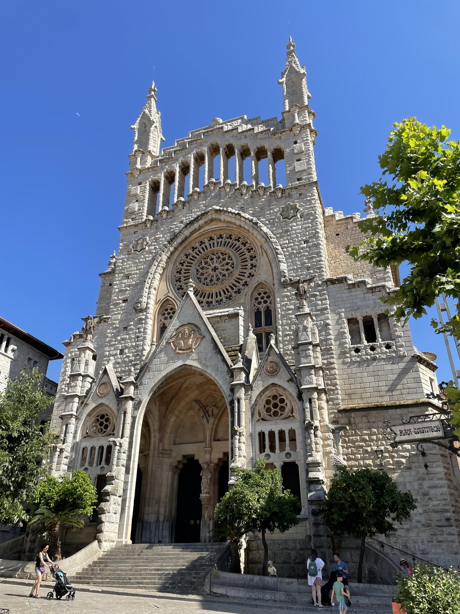 Sóller iglesia en Mallorca con fachada modernista y cielo azul