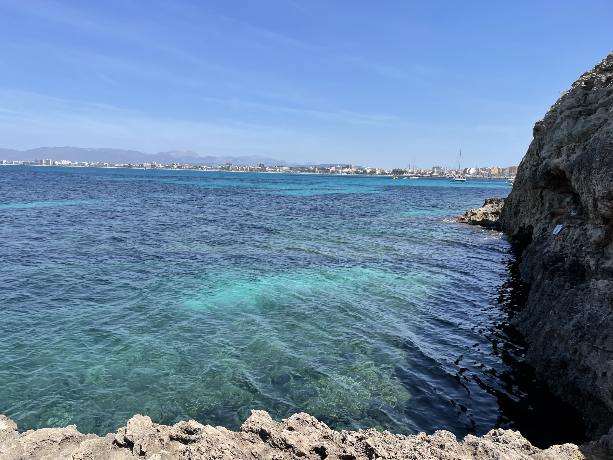 Son Verí Nou aguas cristalinas en Mallorca con costa rocosa y vistas a Palma