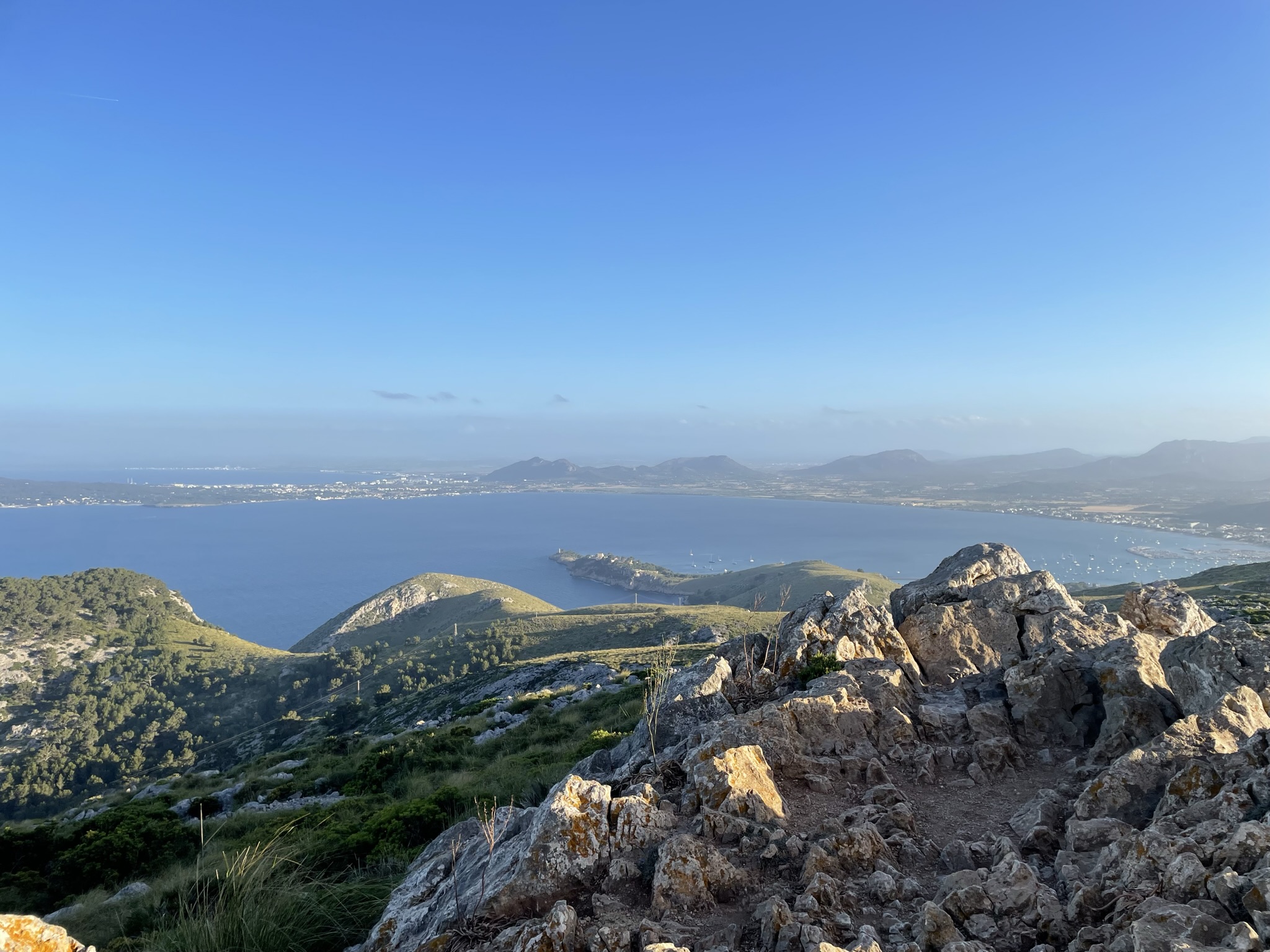 Talaia d’Albercutx vistas en Mallorca con bahía, montañas y rocas