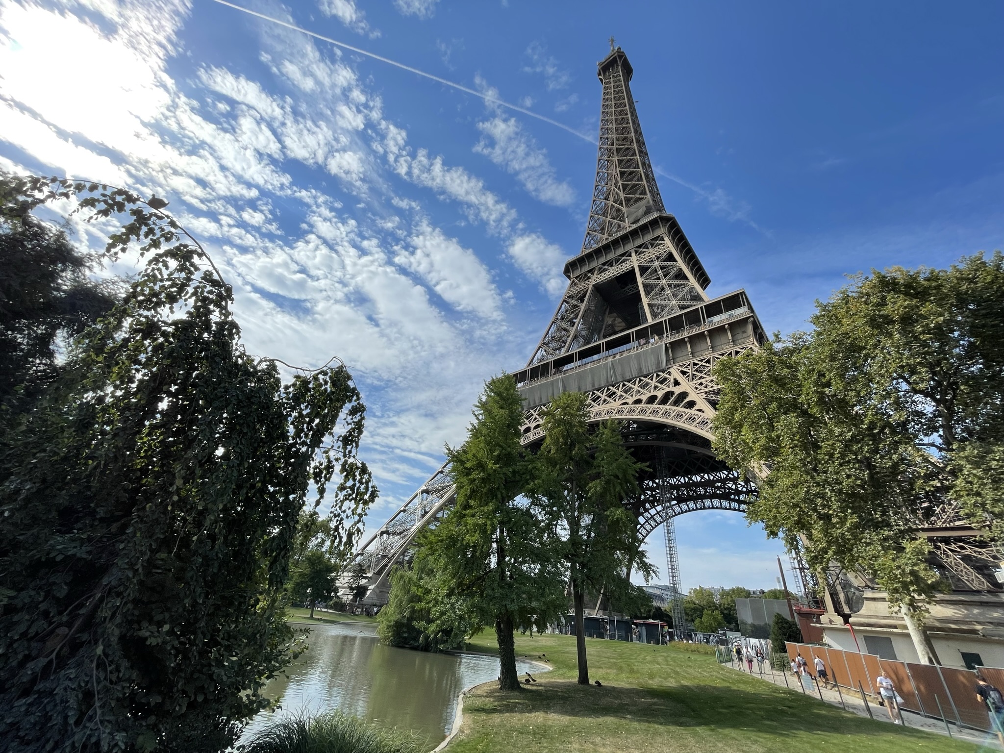 Torre Eiffel desde sus jardines, uno de los lugares más famosos de París