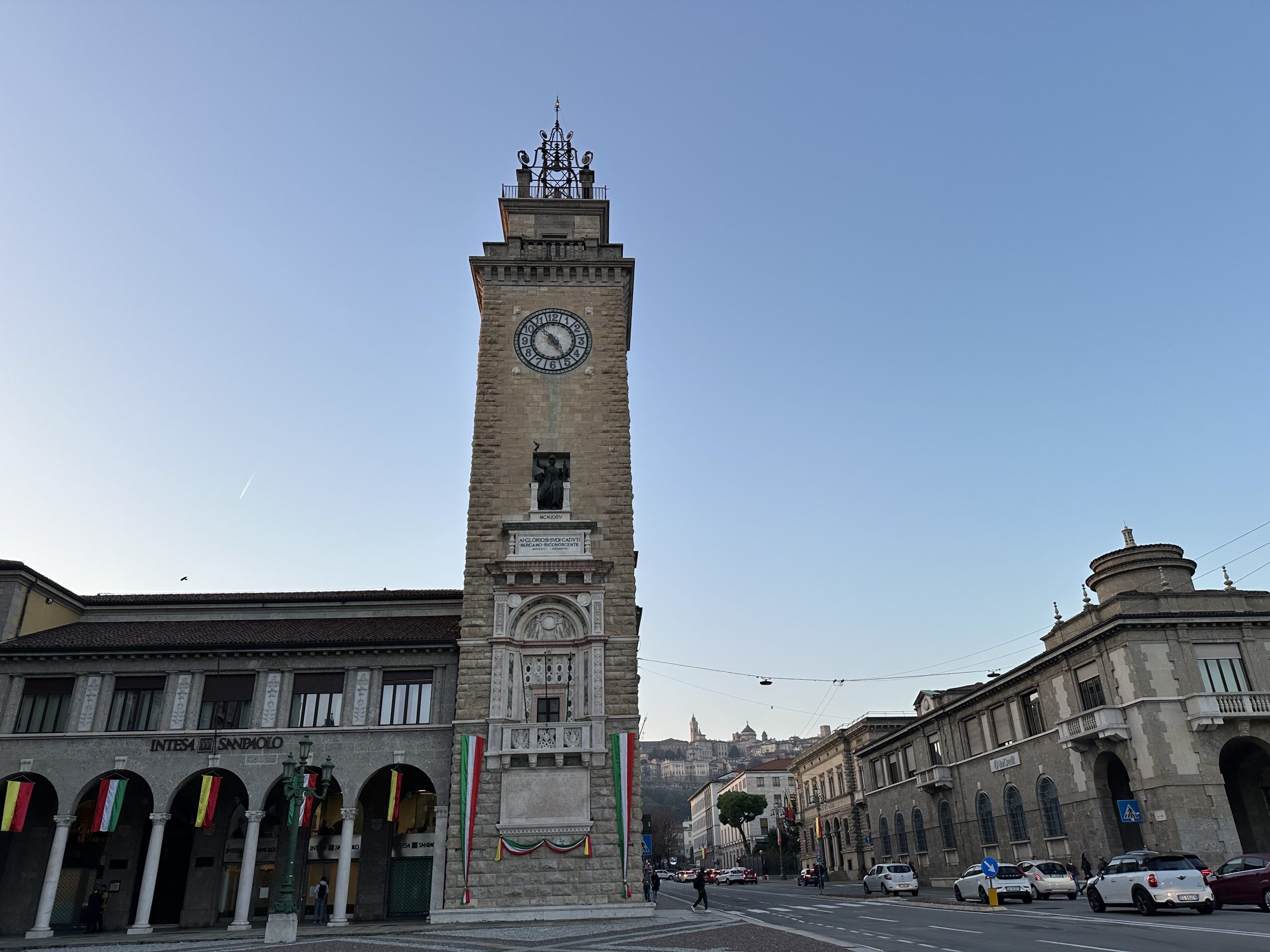 Torre dei Caduti en la ciudad baja de Bérgamo con la Città Alta al fondo