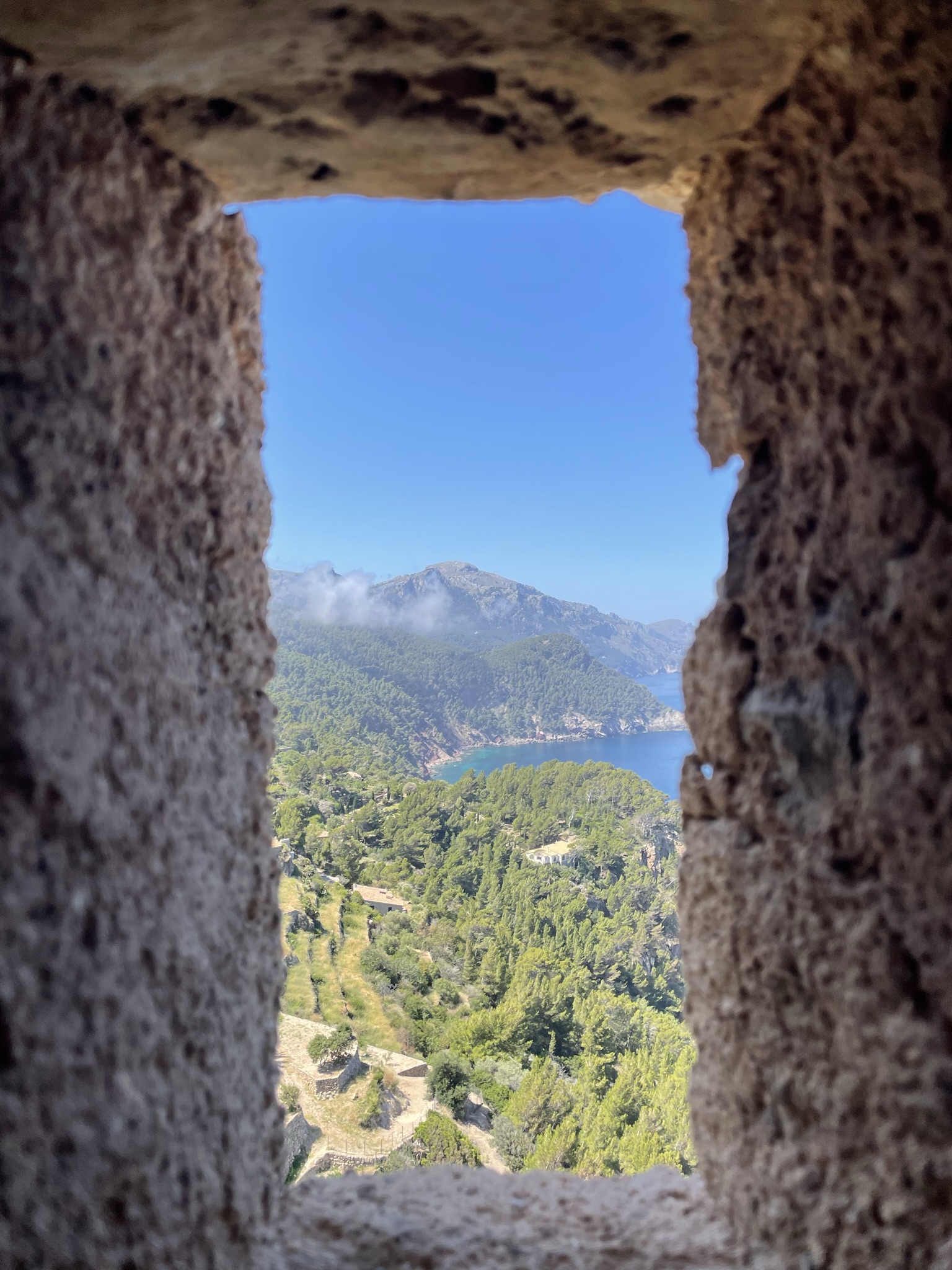 Torre del Verger paisaje de la Sierra de Tramontana visto desde una ventana en Mallorca