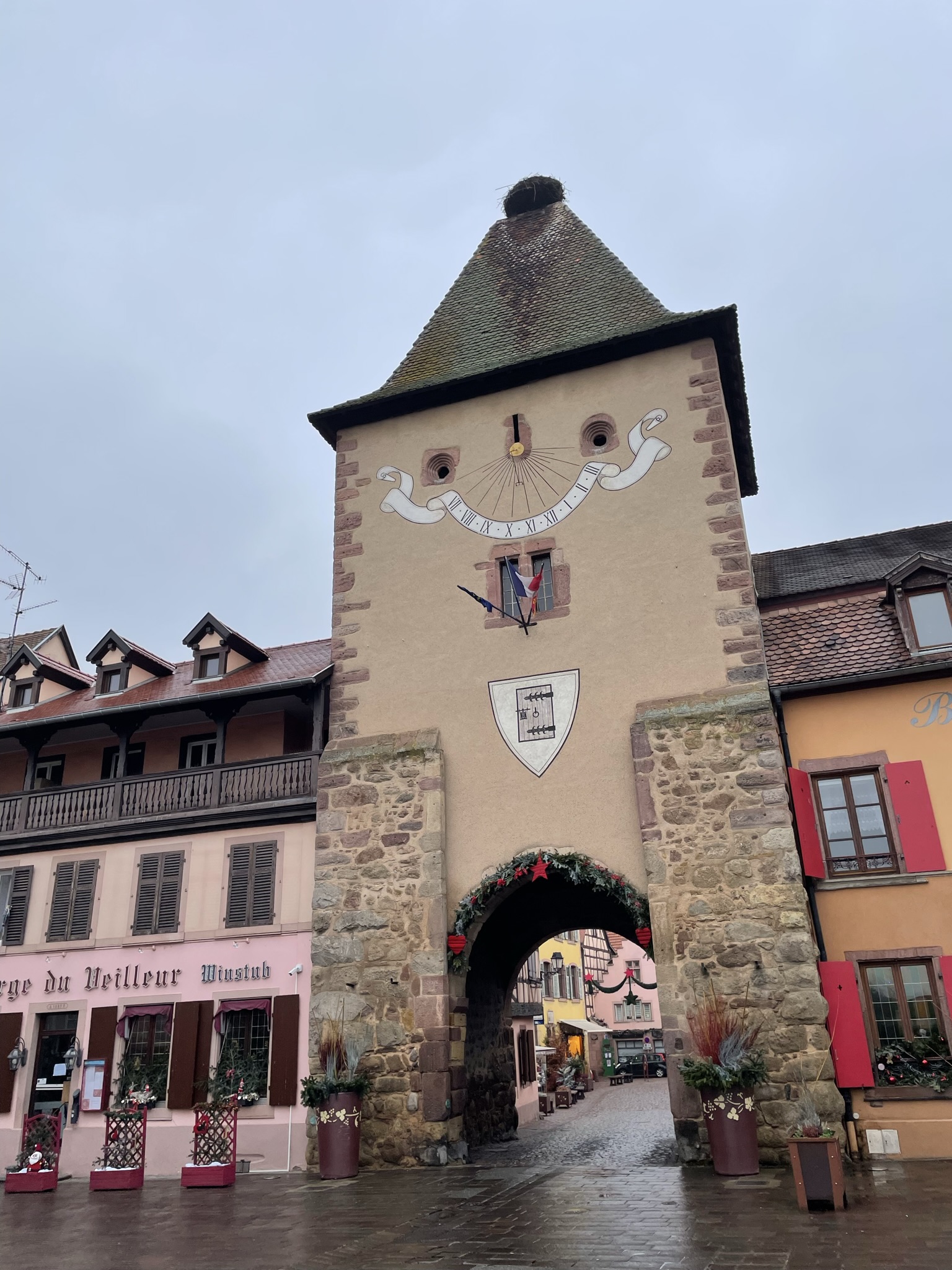 Torre medieval de Turckheim decorada de Navidad en la ruta por los pueblos de Alsacia