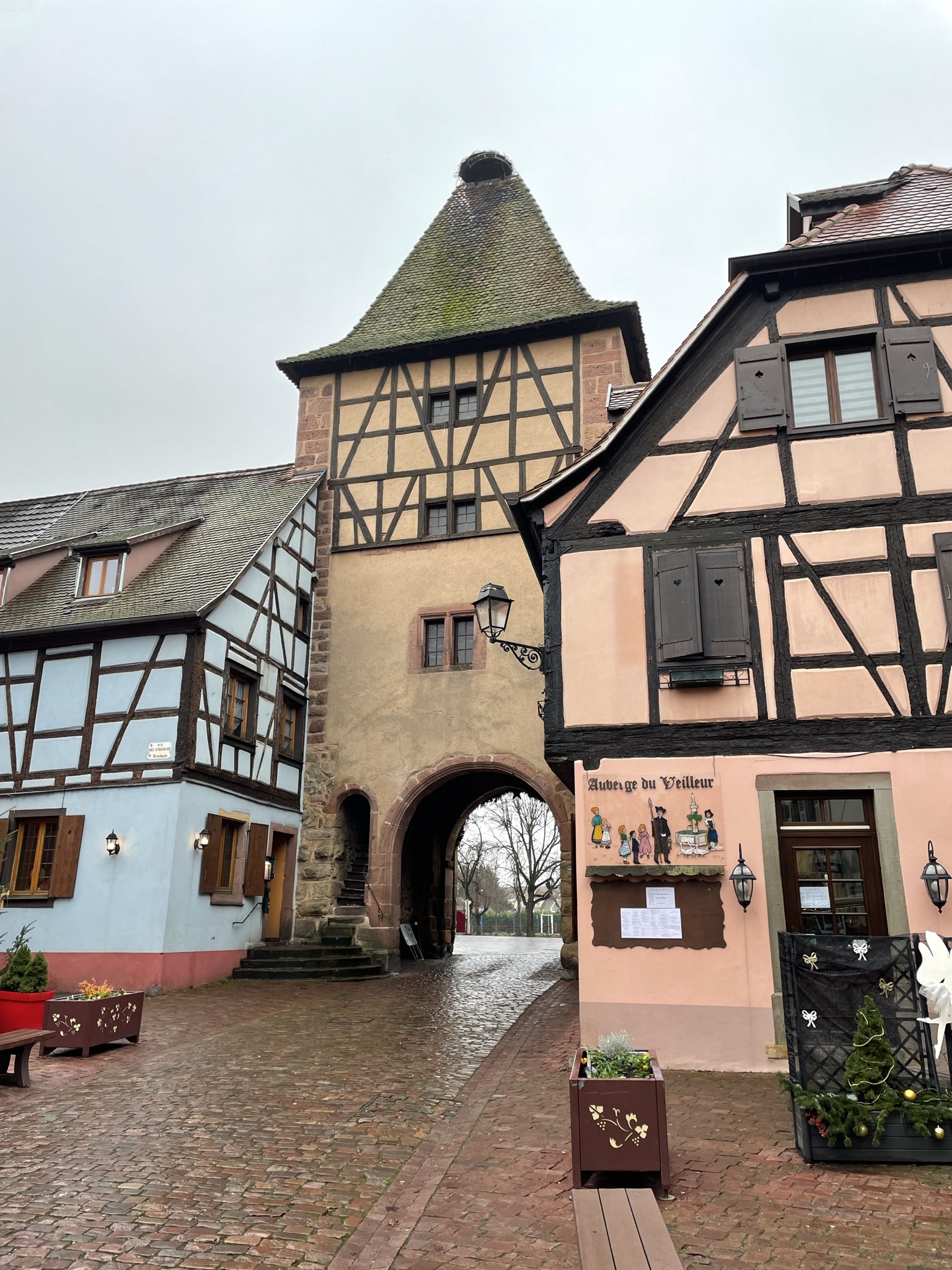 Torre histórica de Turckheim rodeada de casas tradicionales de Alsacia