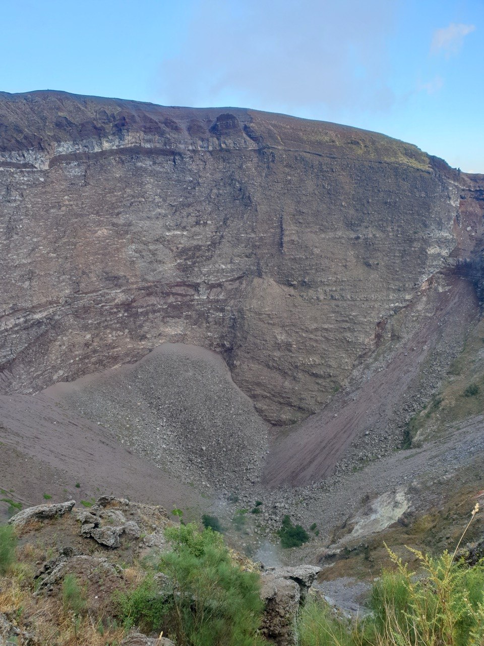 Paredes del cráter del Vesubio con rocas volcánicas y fumarolas.