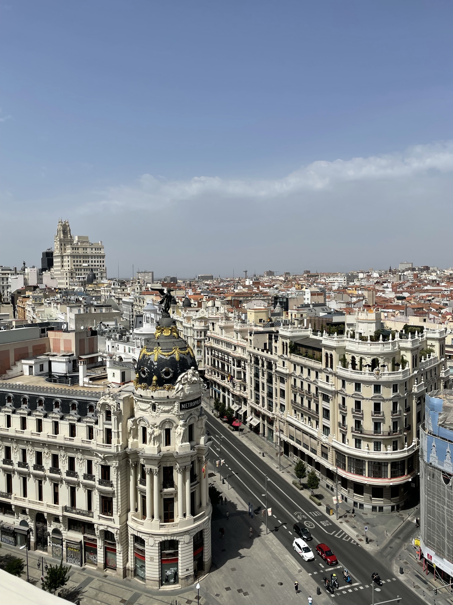 Vistas de la Gran Vía de Madrid desde una terraza mirador
