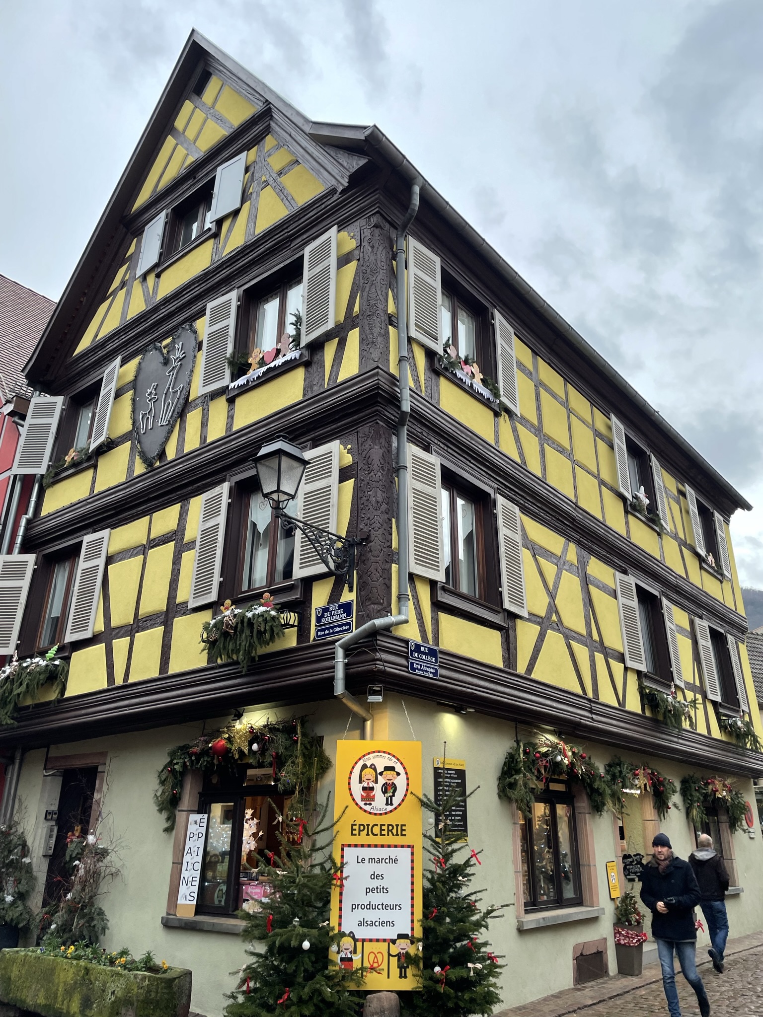 Casa amarilla de entramado de madera en Kaysersberg, uno de los pueblos más bonitos de Alsacia