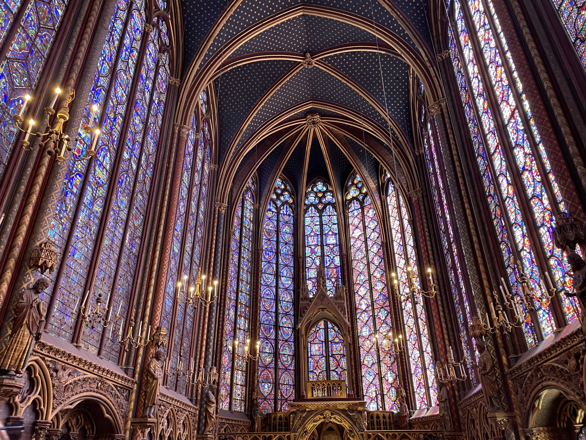 Interior de la Sainte Chapelle en París con vidrieras góticas de colores