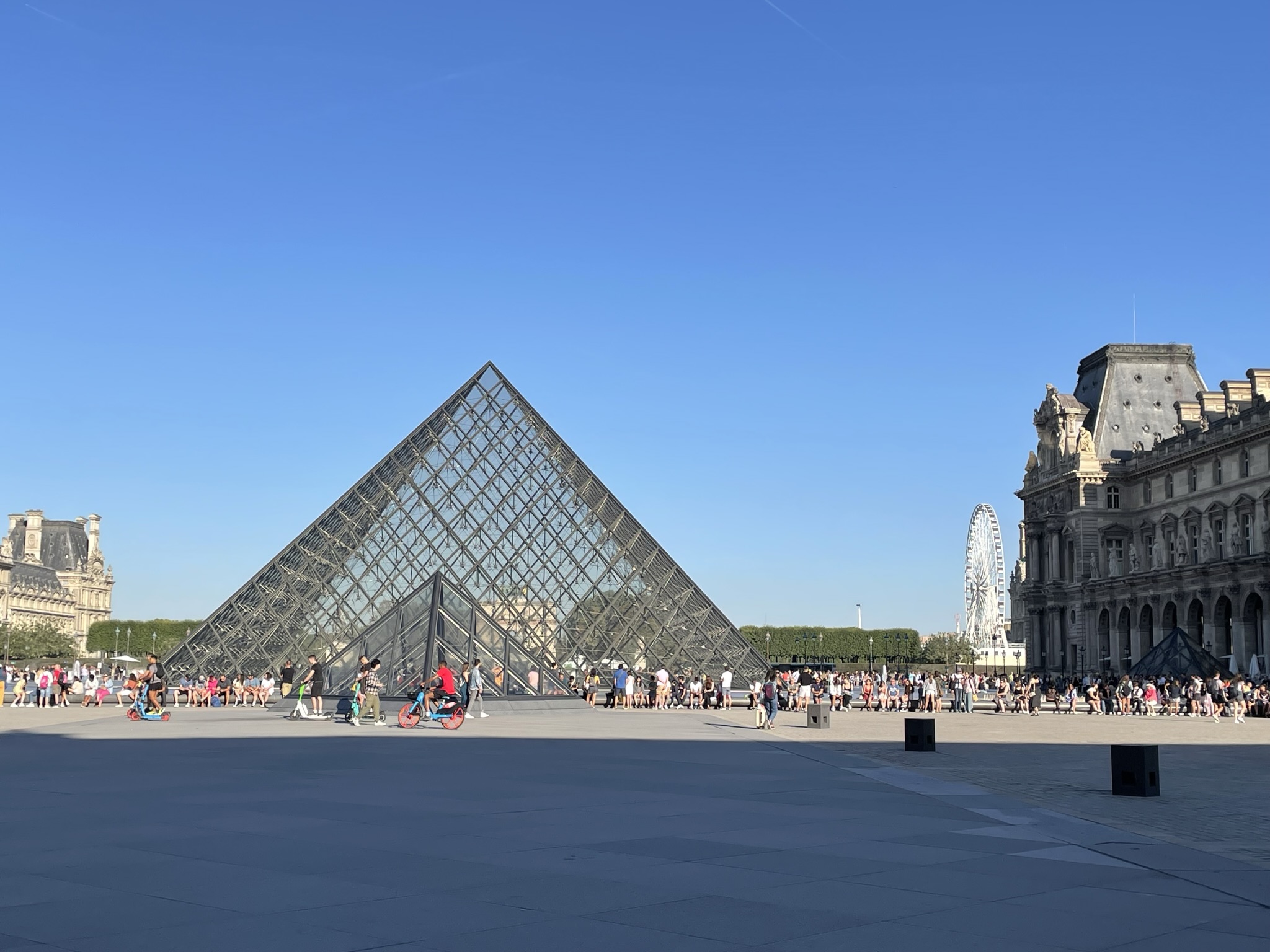 Pirámide del Louvre, uno de los lugares imprescindibles de París