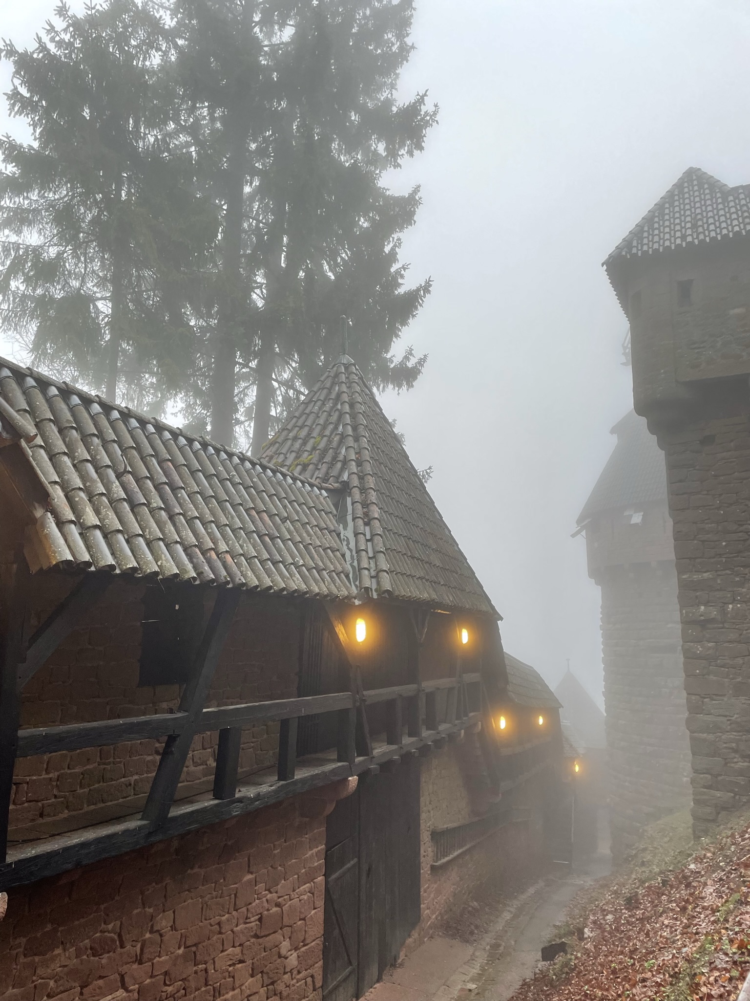 Murallas medievales del Castillo de Haut Koenigsbourg entre niebla en la ruta por la Alsacia