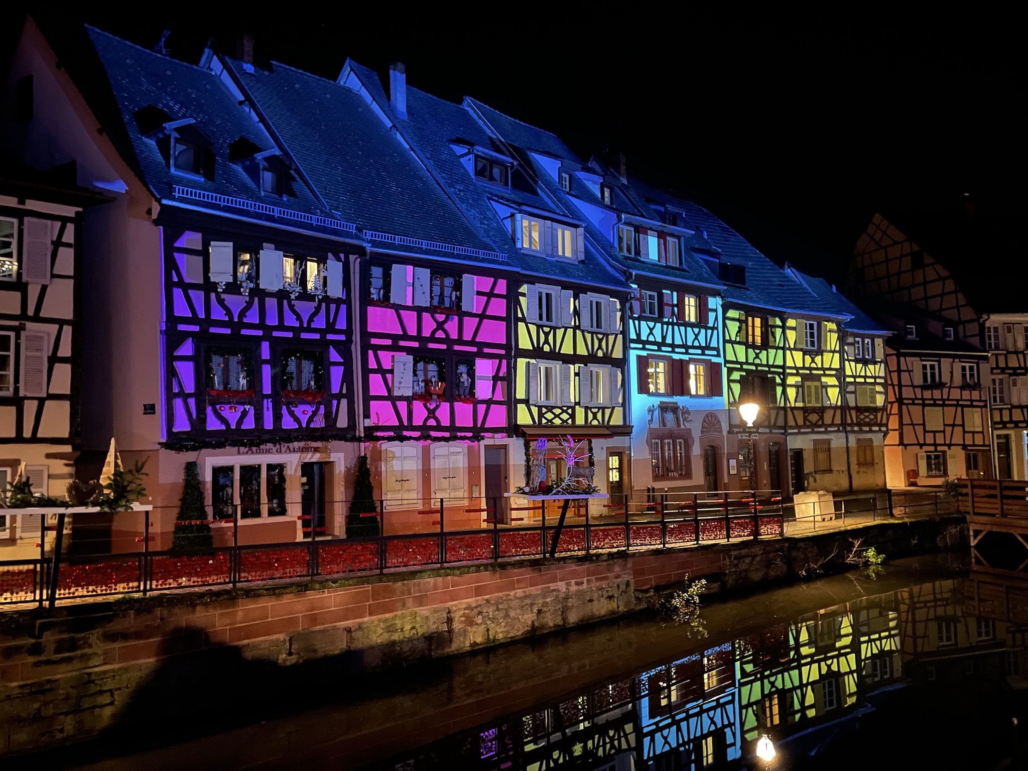 Pequeña Venecia de Colmar iluminada de noche con luces de colores en Navidad