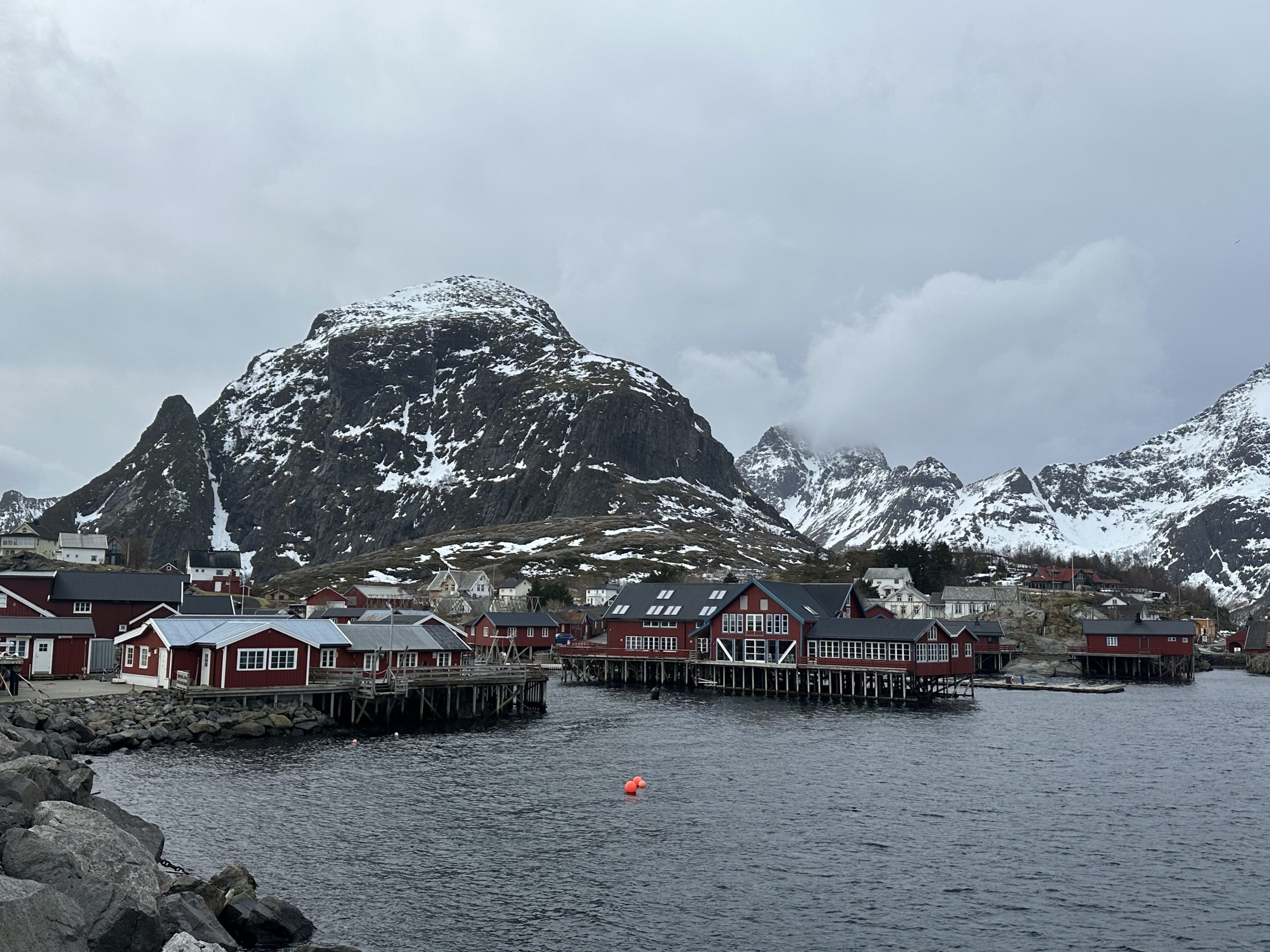 Pueblo de Å en las Islas Lofoten con montañas nevadas al fondo
