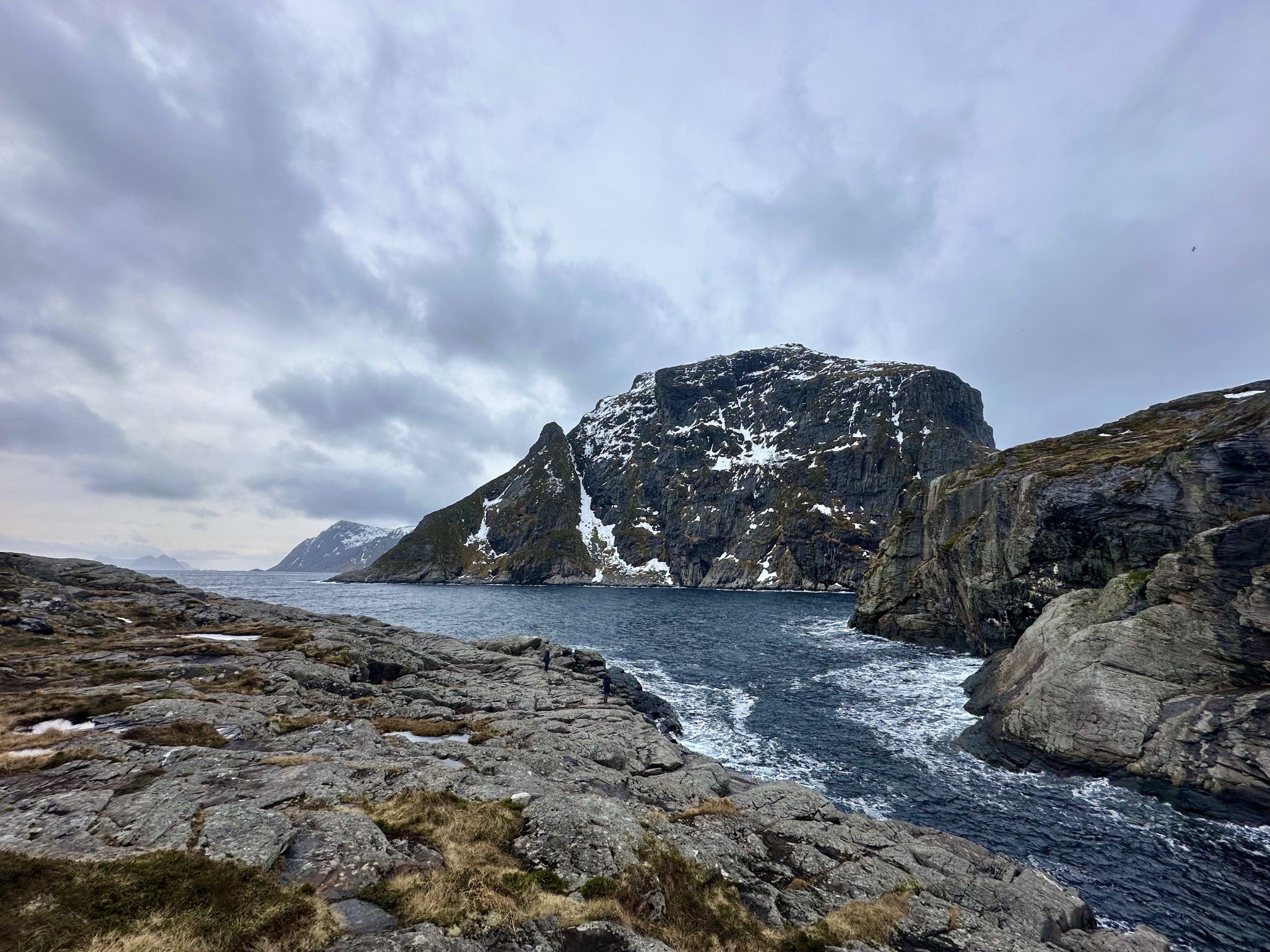Paisaje costero en Å con montañas nevadas y mar en las Islas Lofoten