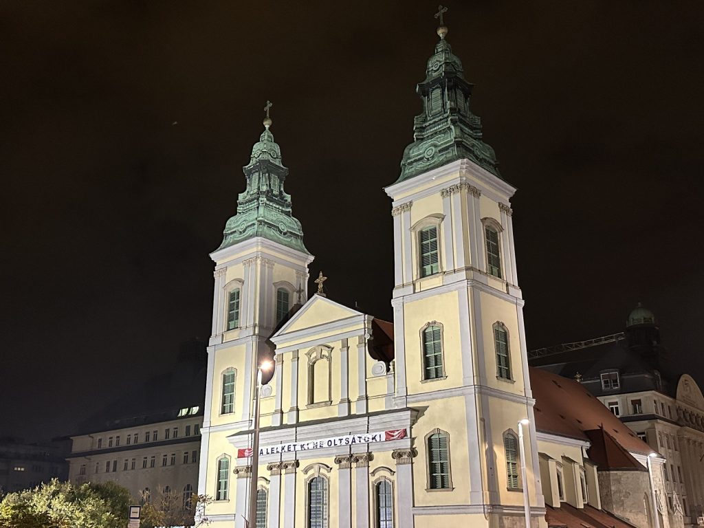 Basílica de San Esteban iluminada de noche en el centro de Budapest