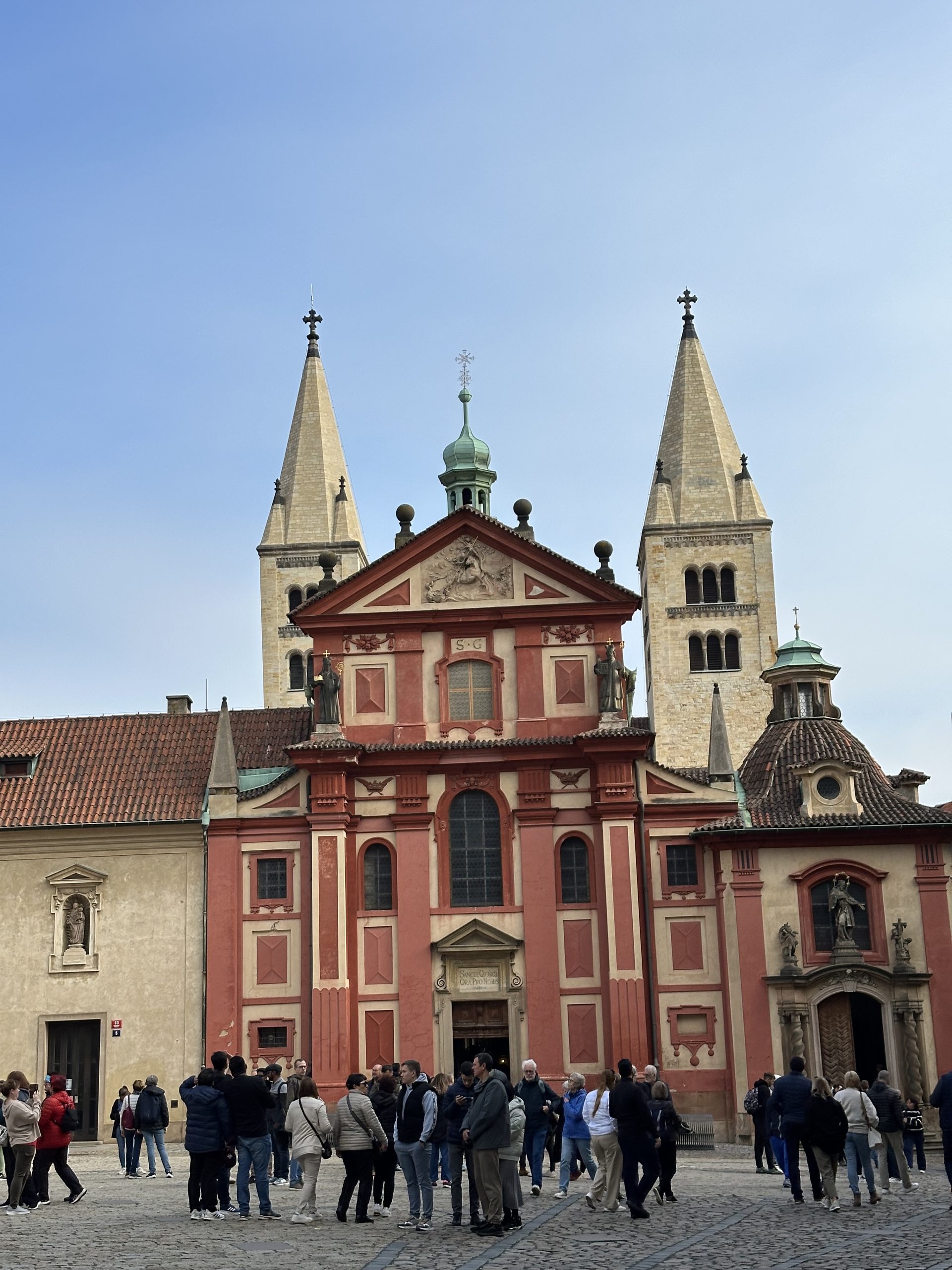Basílica de San Jorge en el Castillo de Praga con su característica fachada roja
