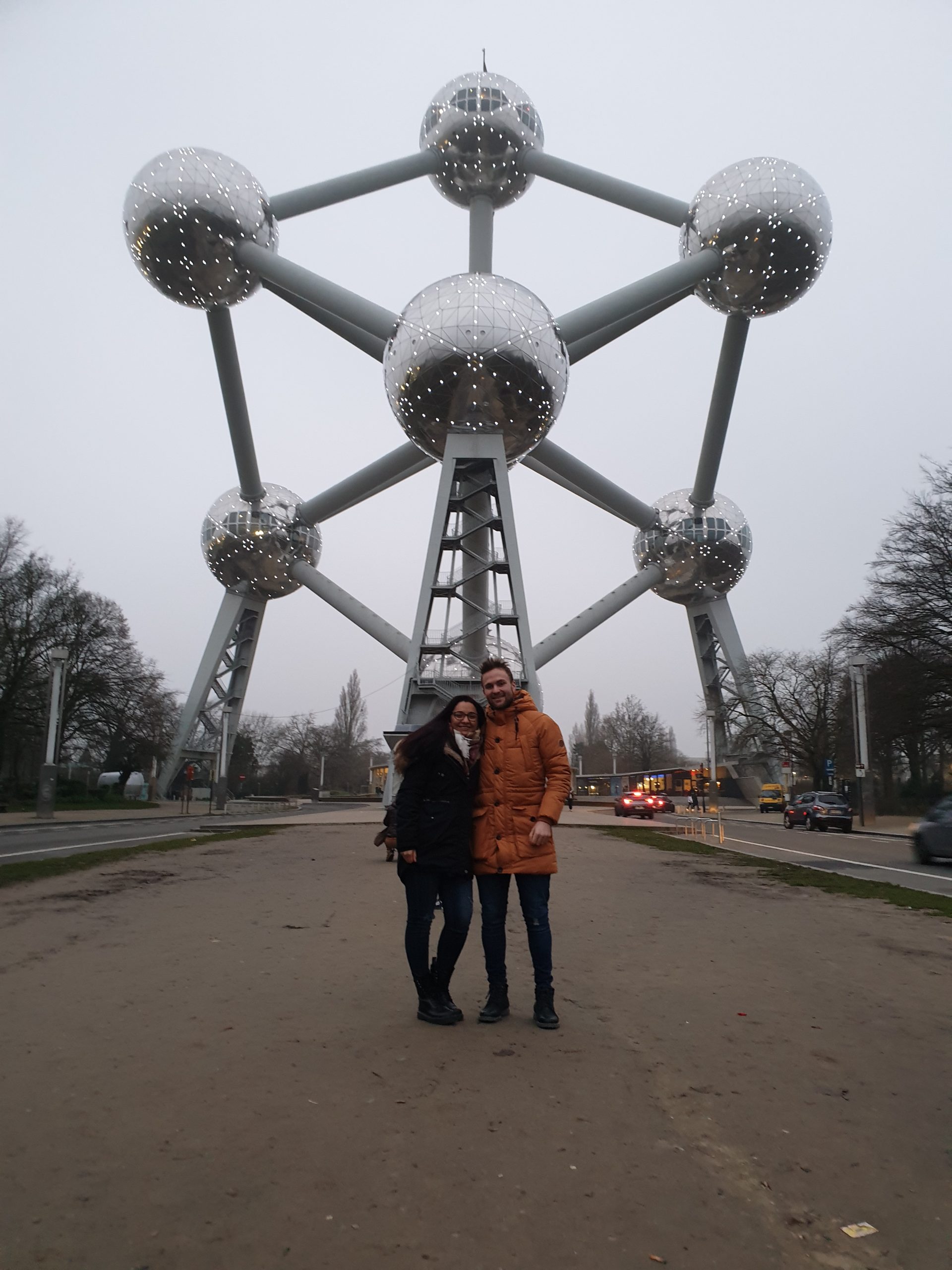 atomium de bruselas con niebla en otoño