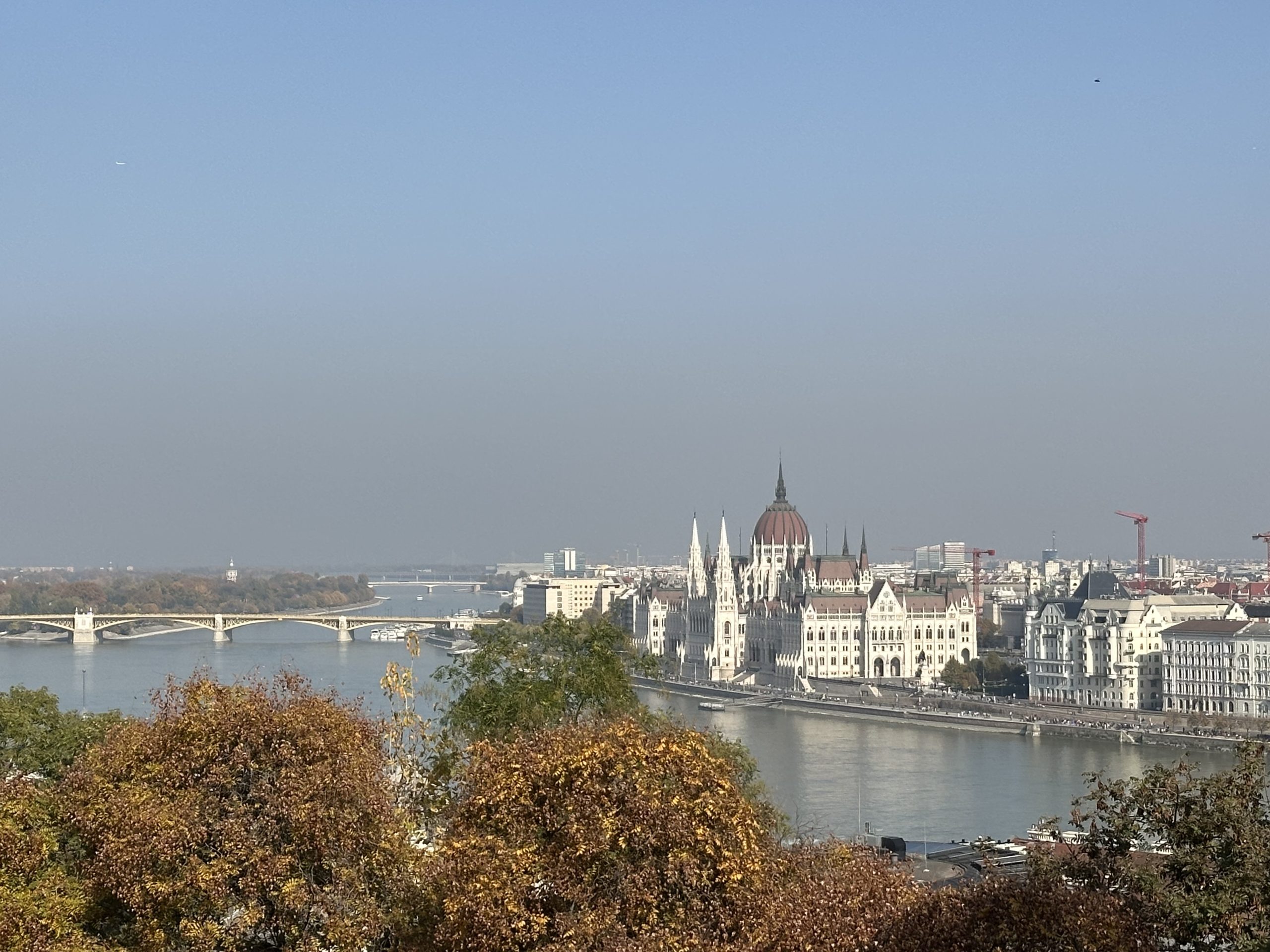budapest en otoño parlamento y danubio hungria