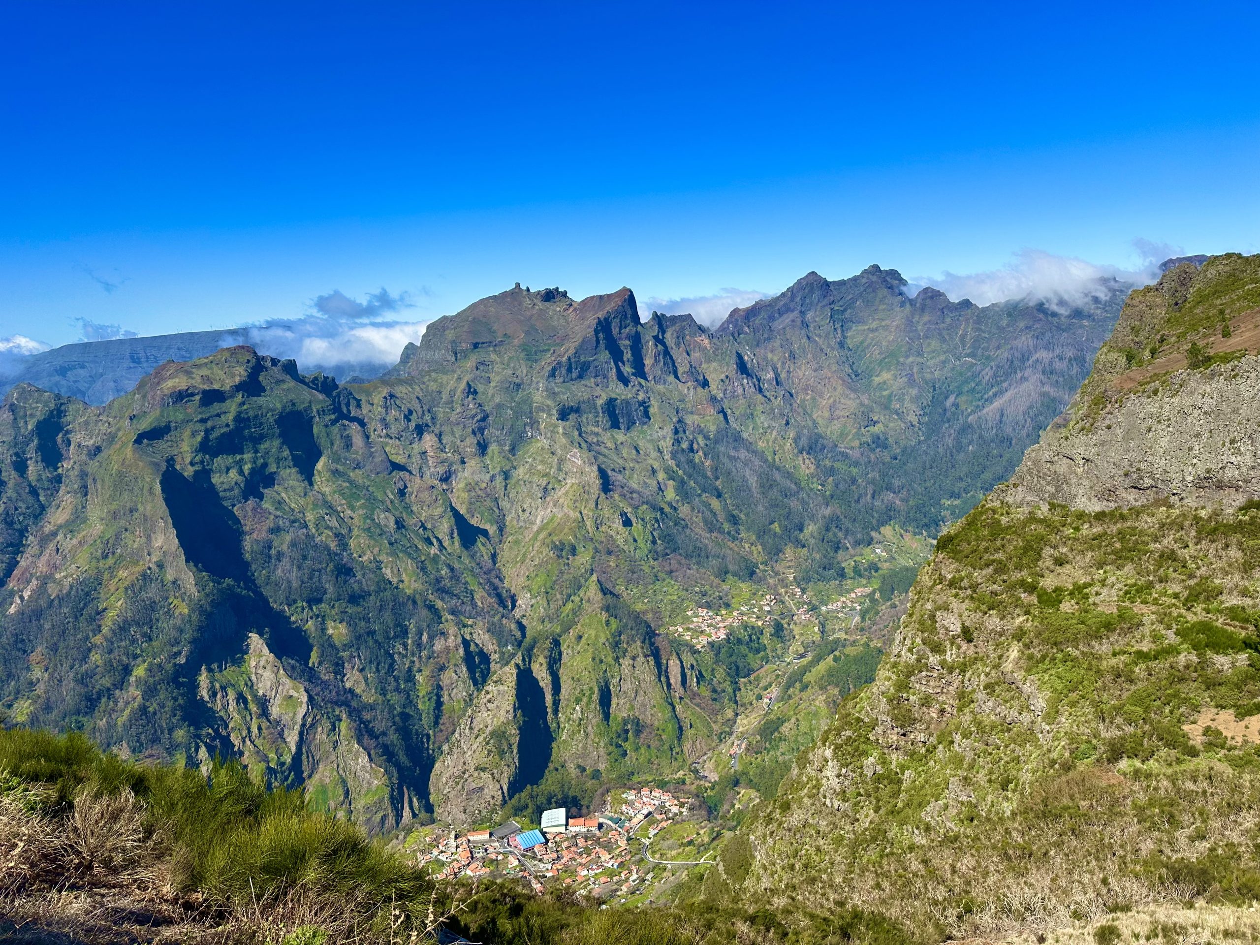 Mirador de Câmara de Lobos con vistas a las montañas de Madeira