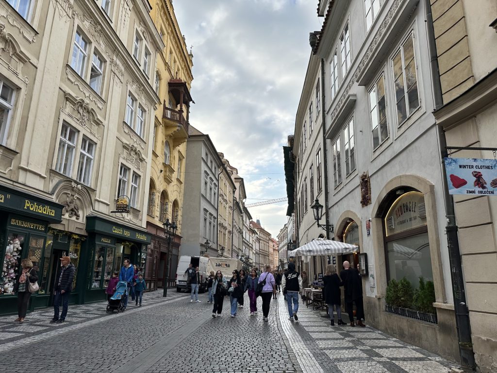 Calle Karlova en Praga, una de las calles más bonitas y animadas del centro histórico