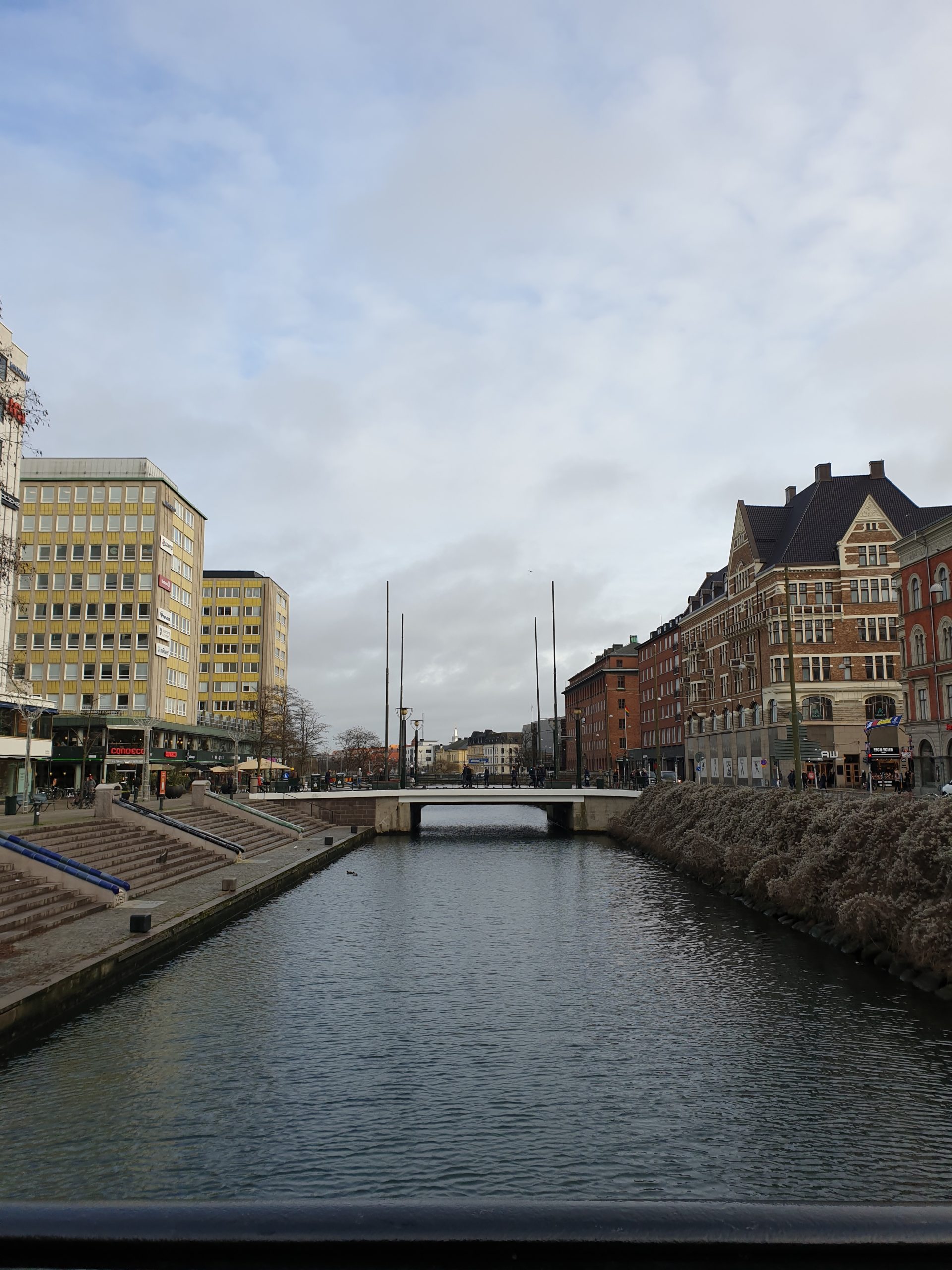canal central de malmö suecia con edificios y puente urbano