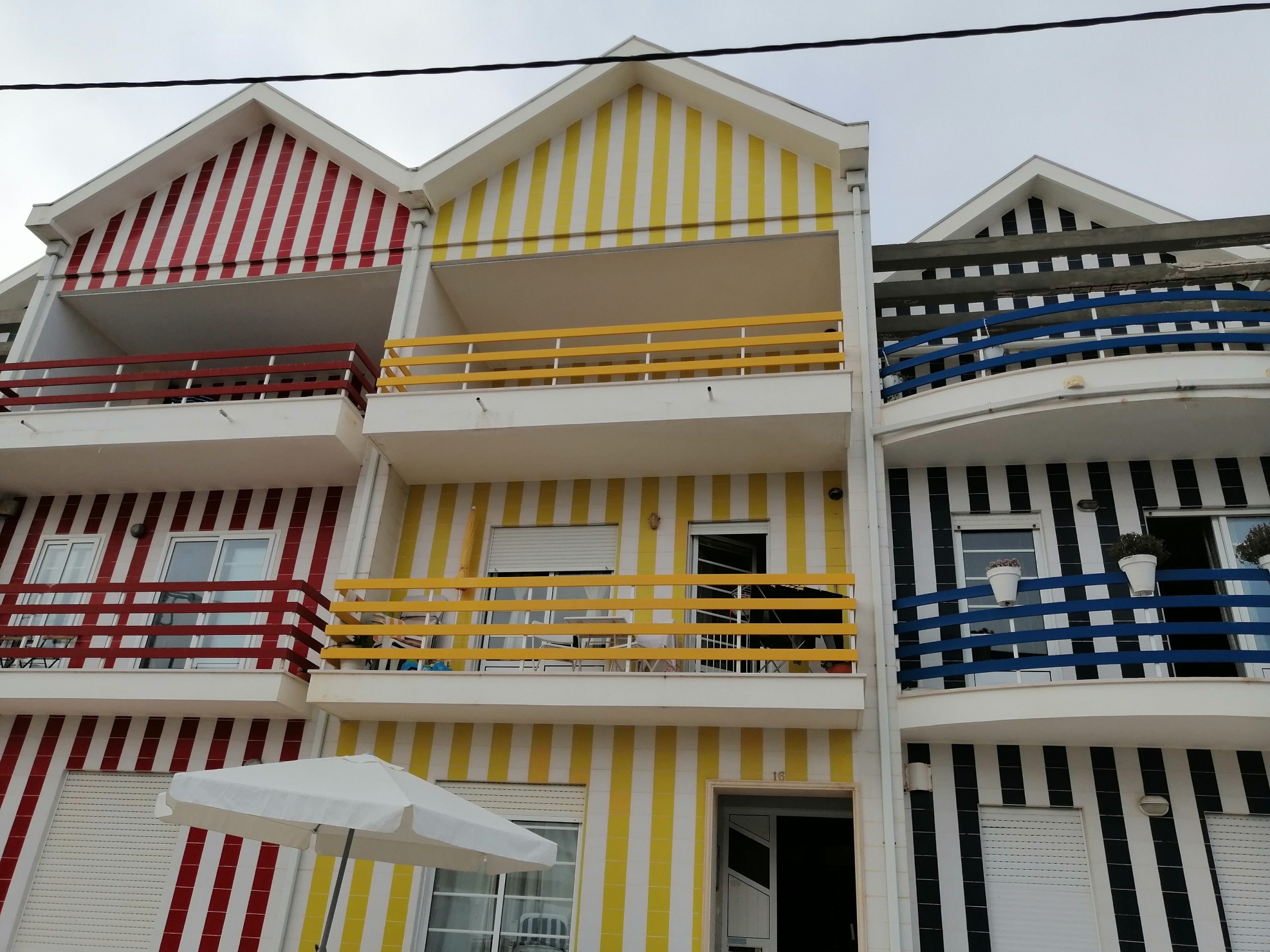 Fachadas de colores en Costa Nova junto a Aveiro