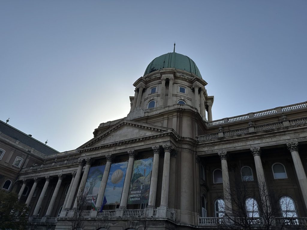 Castillo de Buda con su cúpula verde y fachada histórica en Budapest