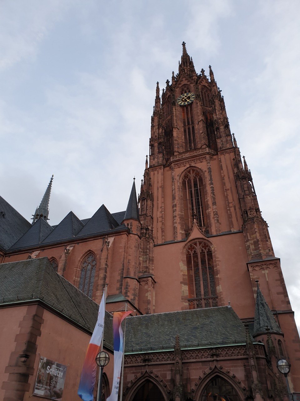 Torre de la Catedral de Frankfurt en el centro histórico