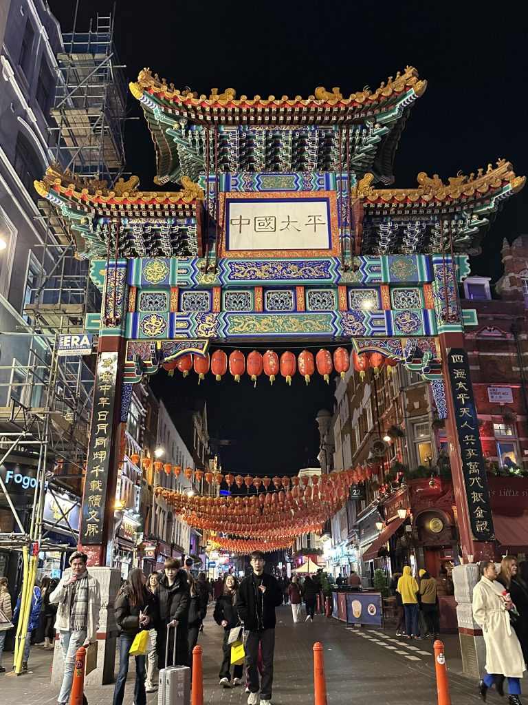 Puerta de Chinatown iluminada de noche en Londres