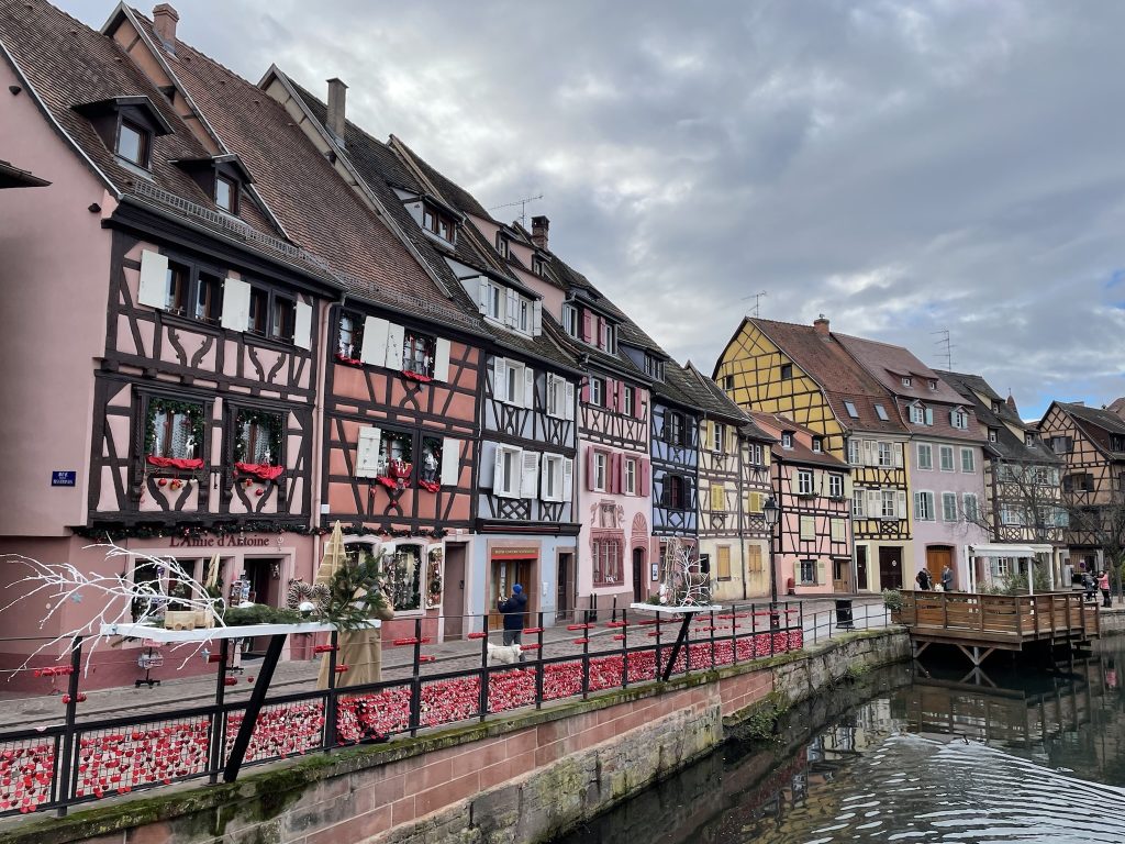 casas de colores en colmar alsacia canal y centro historico