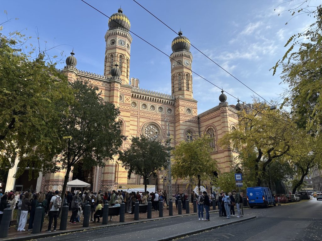 Gran Sinagoga de Budapest con sus torres y fachada decorada