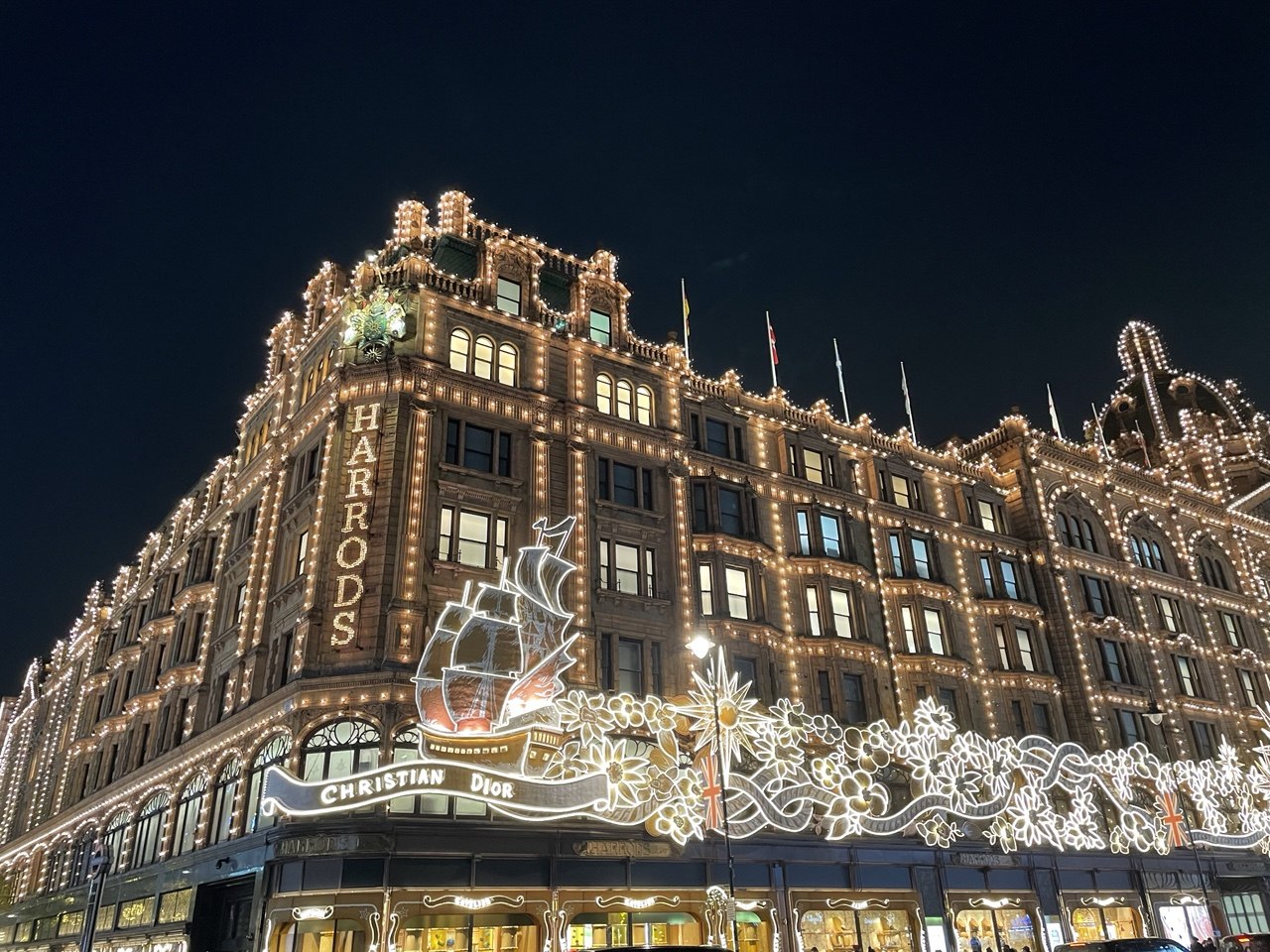 Harrods iluminado de noche en Londres