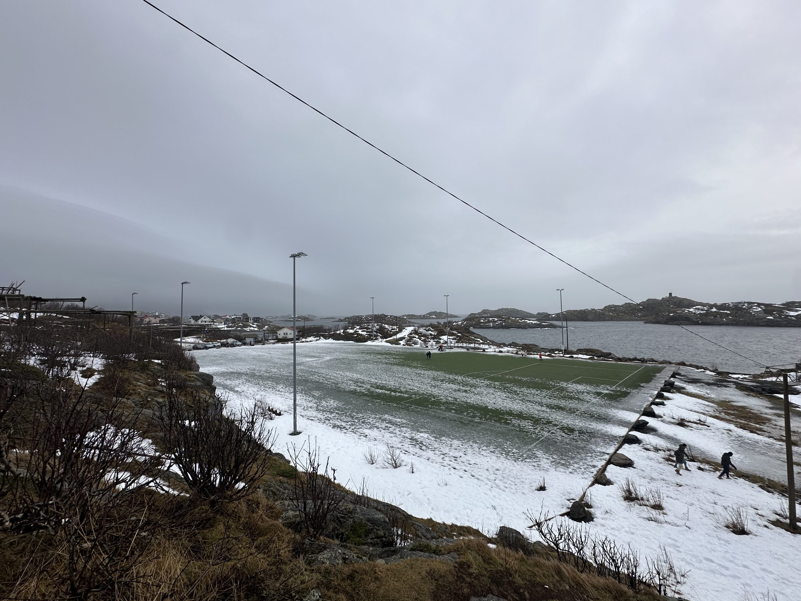 Campo de fútbol nevado junto al mar en Henningsvær