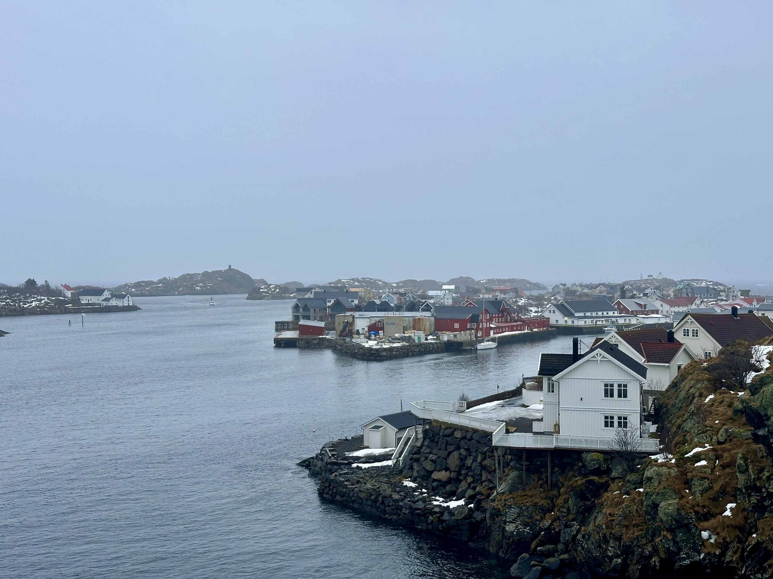 Vistas del puerto y casas de Henningsvær en invierno