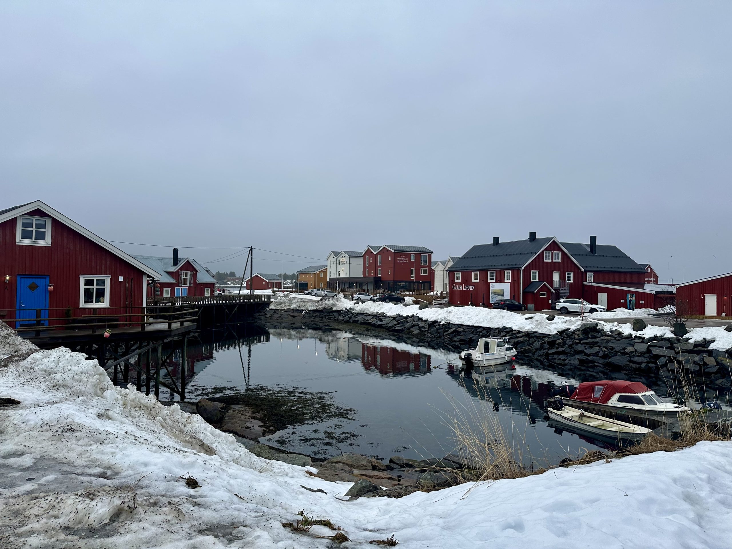Casas rojas reflejadas en el agua en Henningsvær