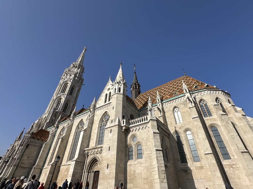 Iglesia de Matías en Budapest con su tejado colorido y torre gótica