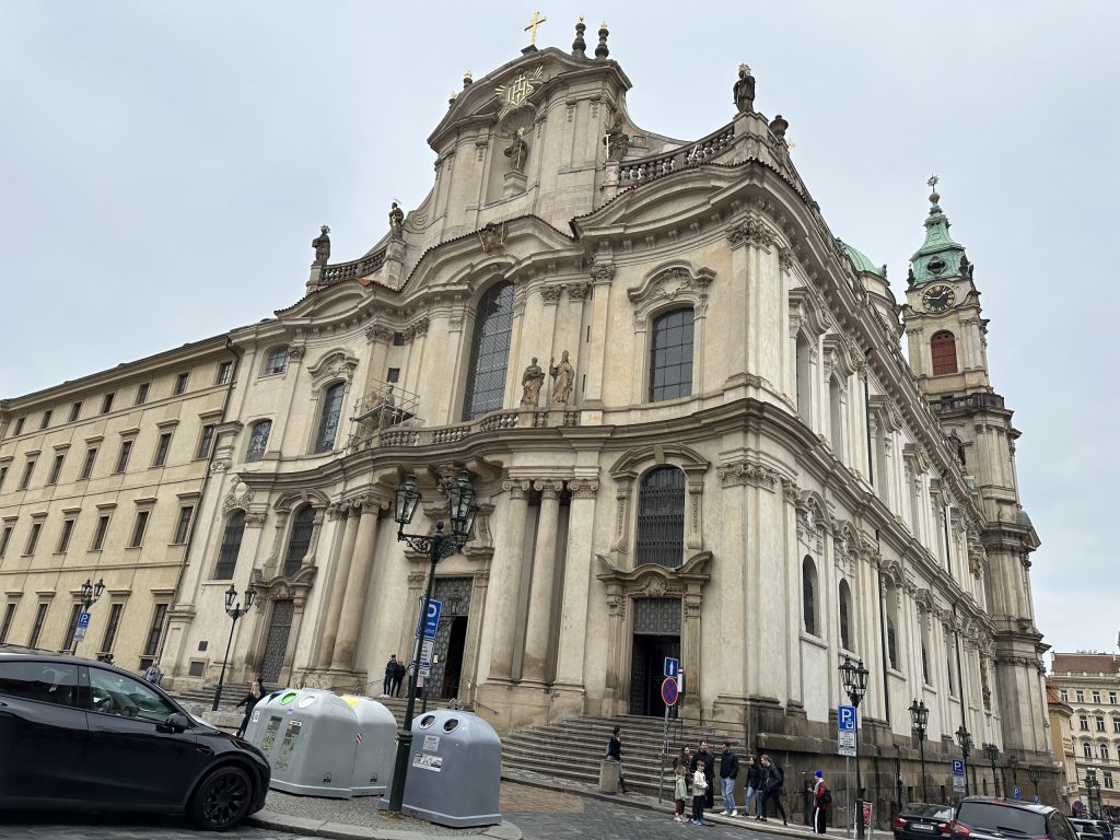 Iglesia de San Nicolás de Malá Strana en Praga, uno de los templos barrocos más importantes de la ciudad