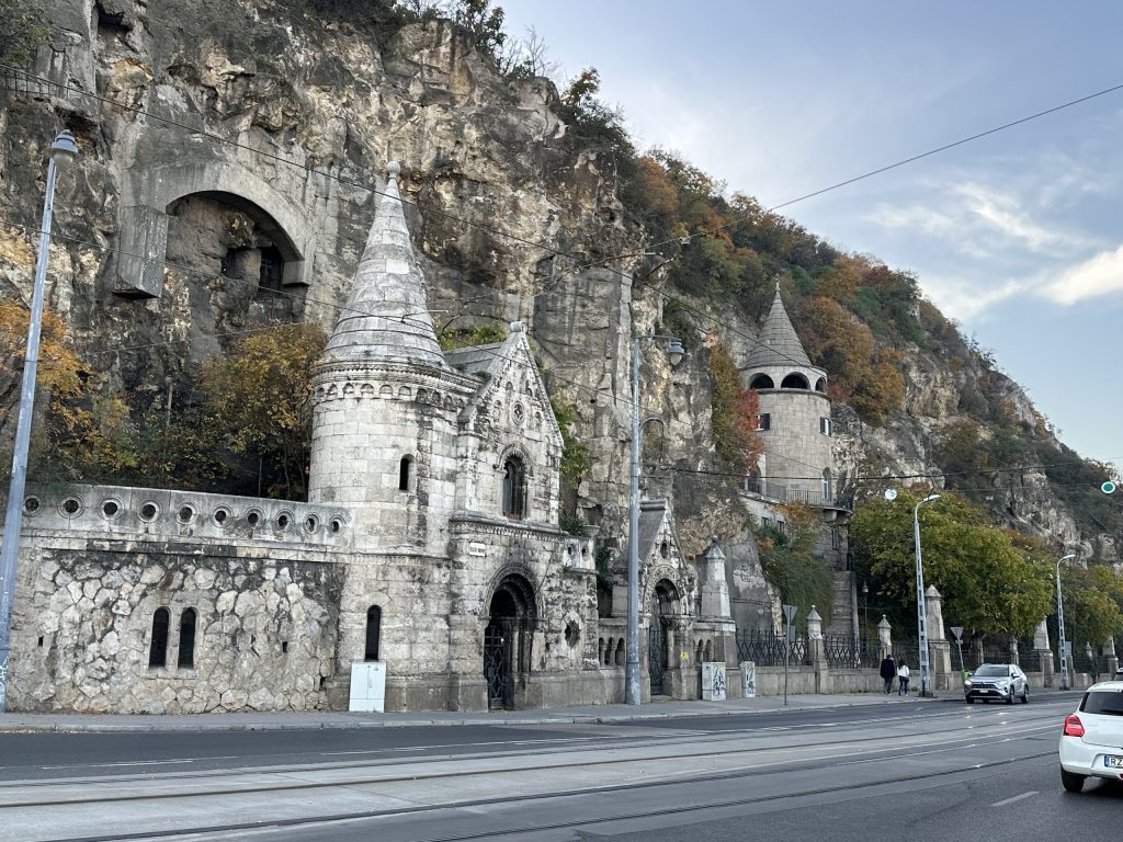 Entrada de la iglesia rupestre de la colina Gellért en Budapest